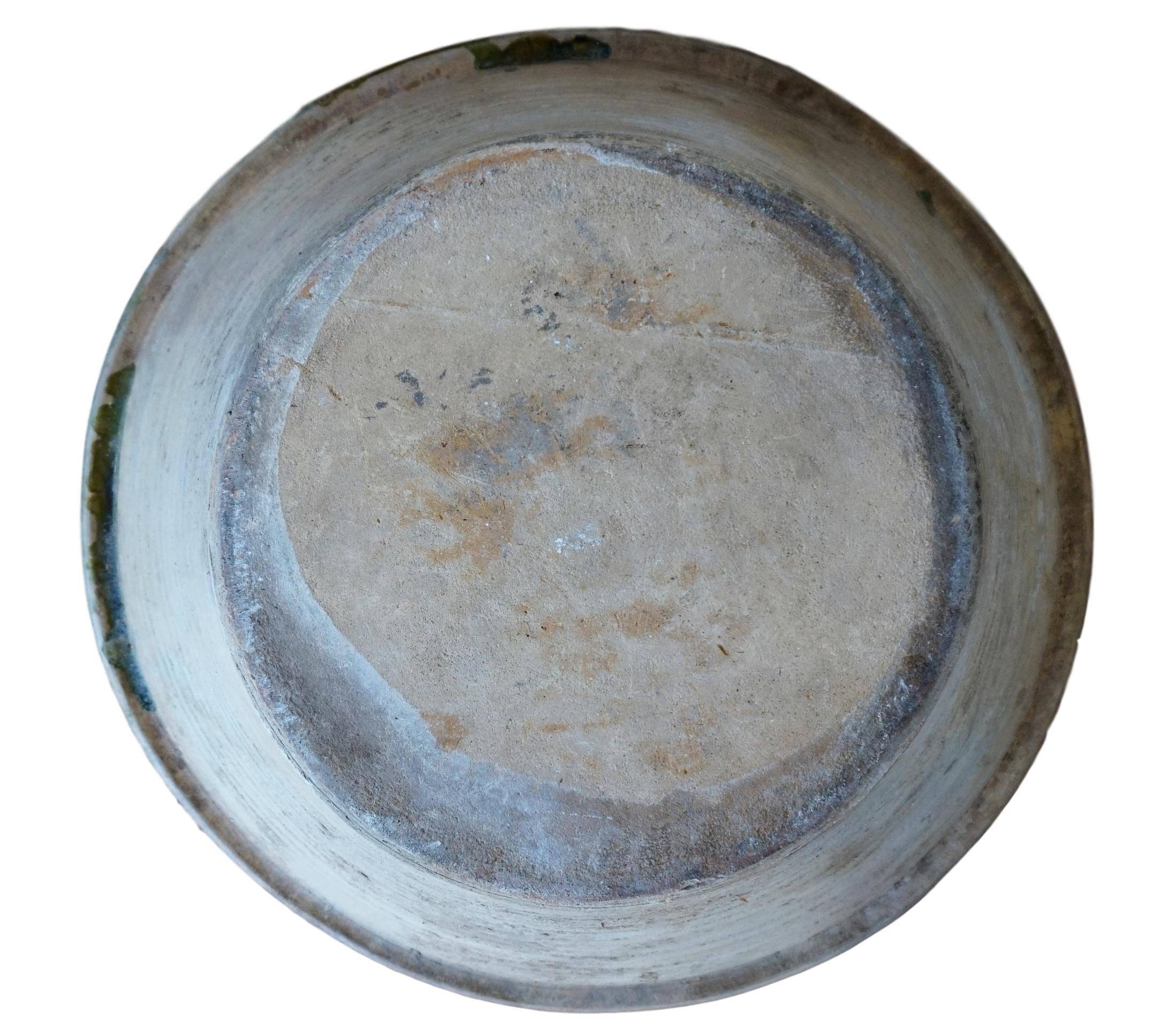 Bol en poterie espagnole du 19ème siècle en grès vert émaillé et moulé à la main en vente 2
