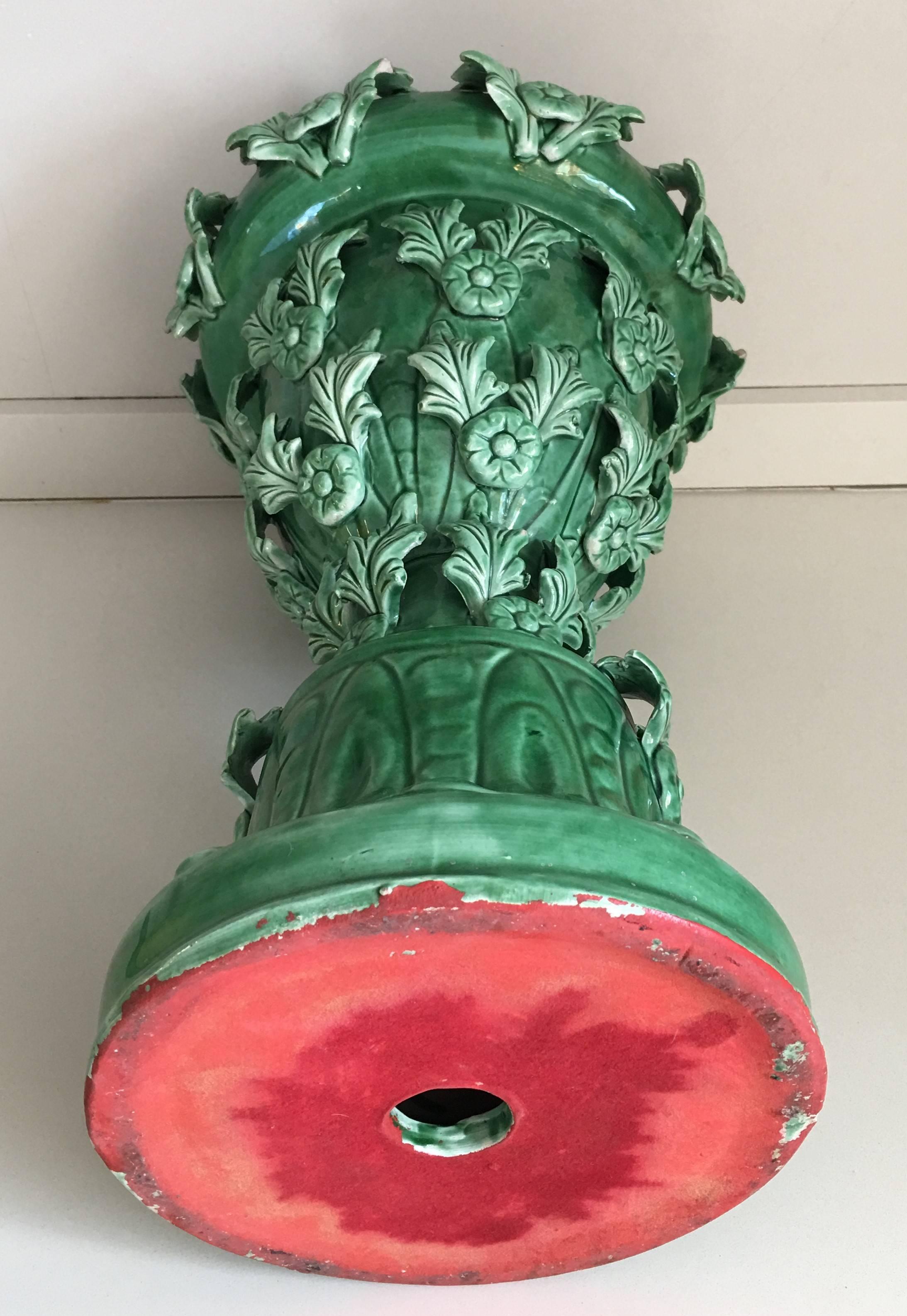 Vase ou jardinière en céramique Art Nouveau vers 1910
Spectaculaire  jardinière ou centre de table avec fleurs et feuilles en relief sur les deux côtés 