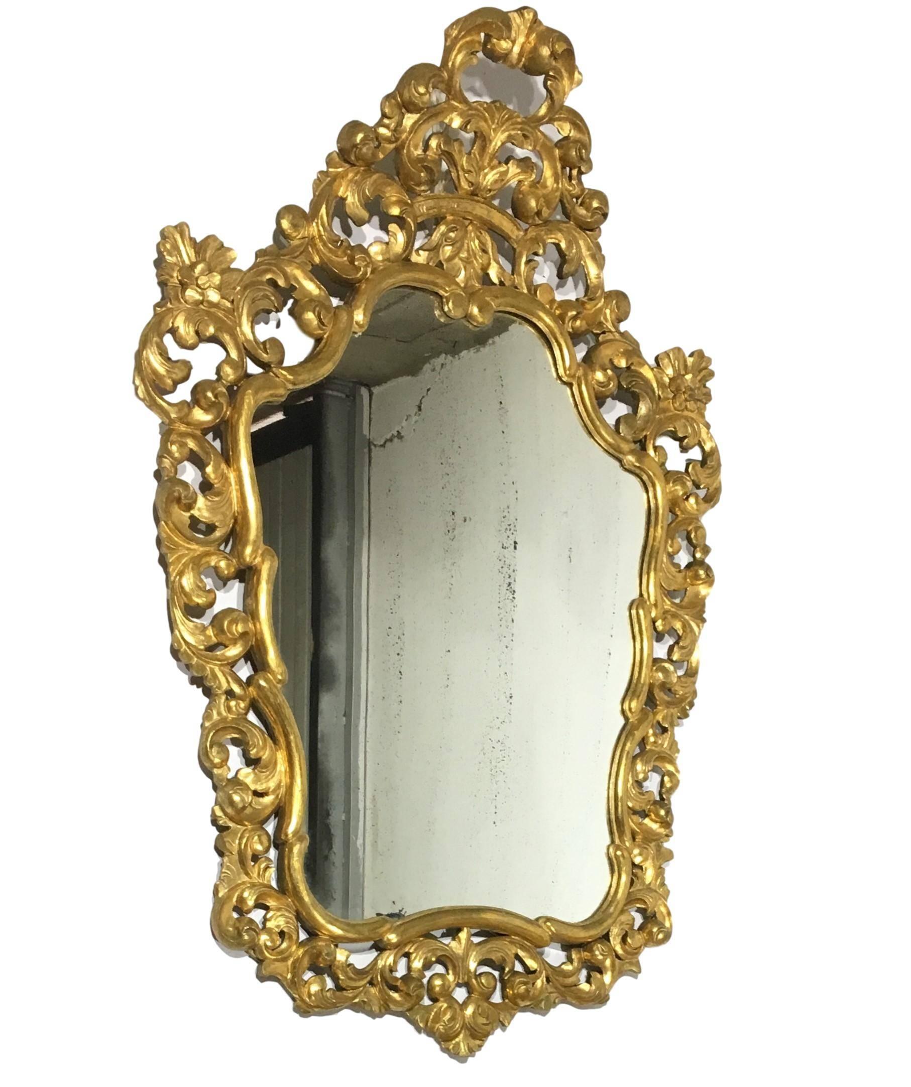 miroir rectangulaire en bois doré sculpté d'époque Empire 19e français
Une paire exceptionnelle de miroirs italiens sculptés et dorés à la main. Hautement sculpté avec des fleurs, verre original (peut-être ré-argenté) et dos en bois original.