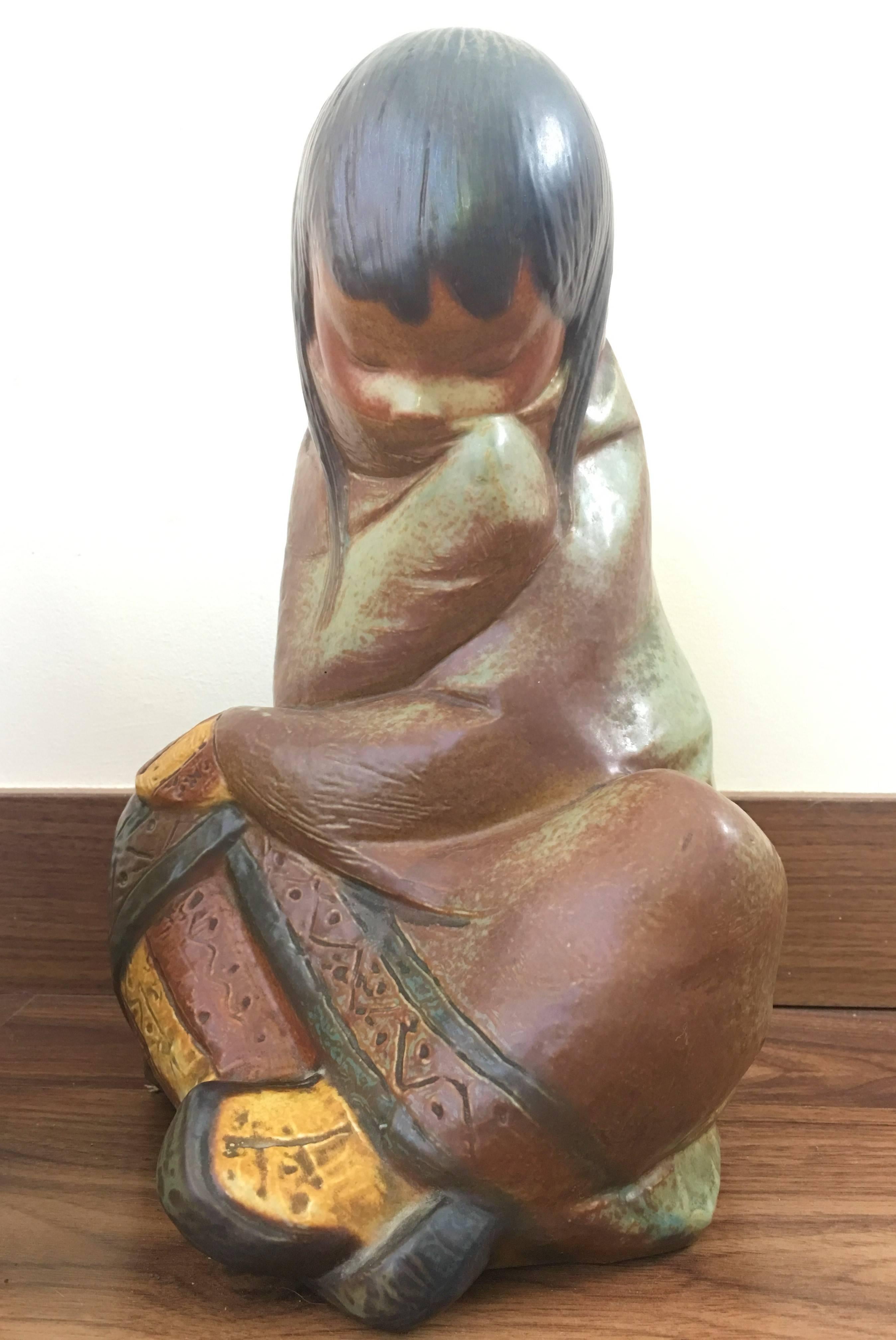 Una statuetta in ceramica gres policroma di Lladro, due bambini eschimesi si rannicchiano per riscaldarsi. Disegnata originariamente da Juan Huerta, è una delle prime linee realizzate in gres che Lladró ha iniziato a utilizzare nel 1970. Lladro l'ha