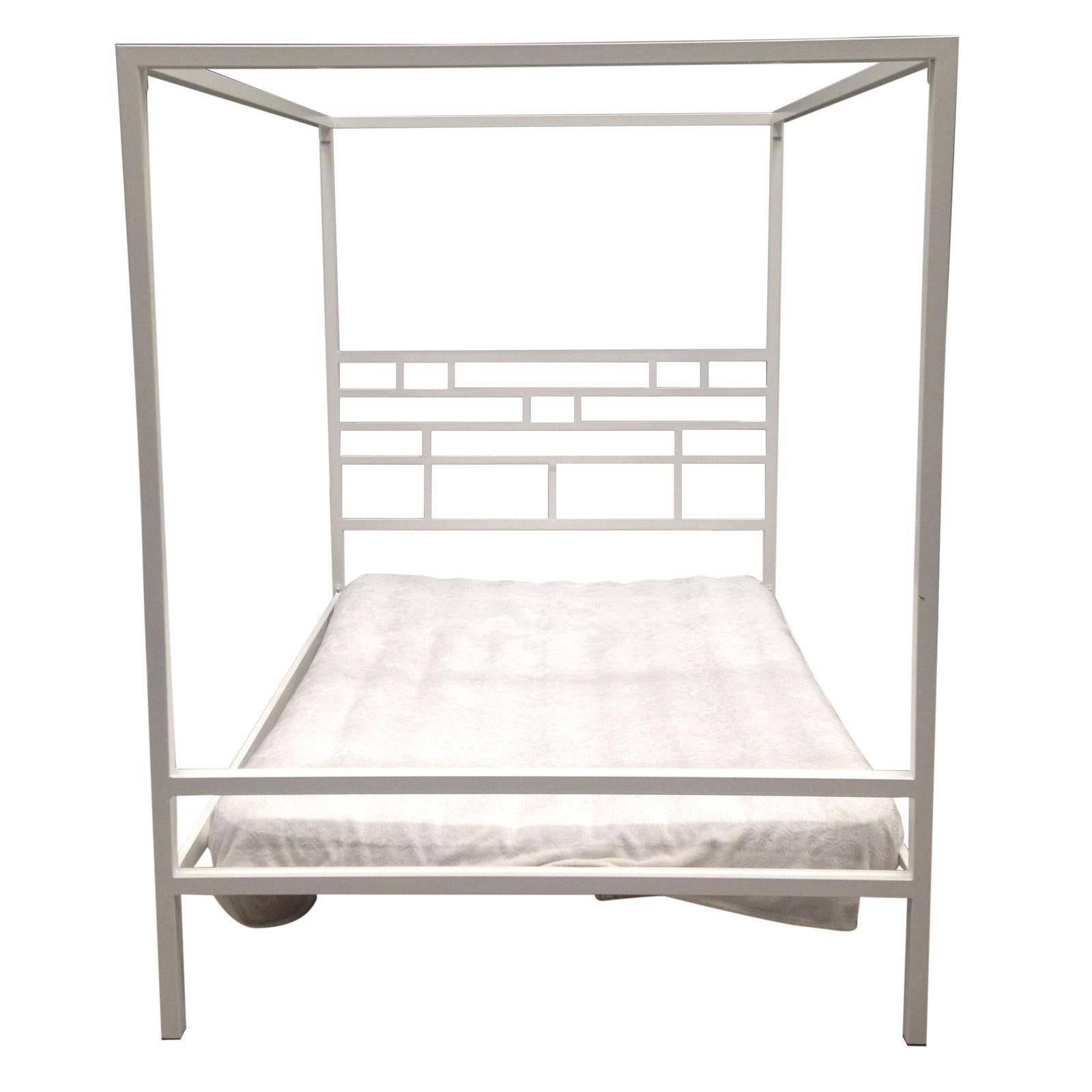 Canopy-Bett oder Tagesbett mit vier Pfosten aus Schmiedeeisen. Innen und Außen im Angebot