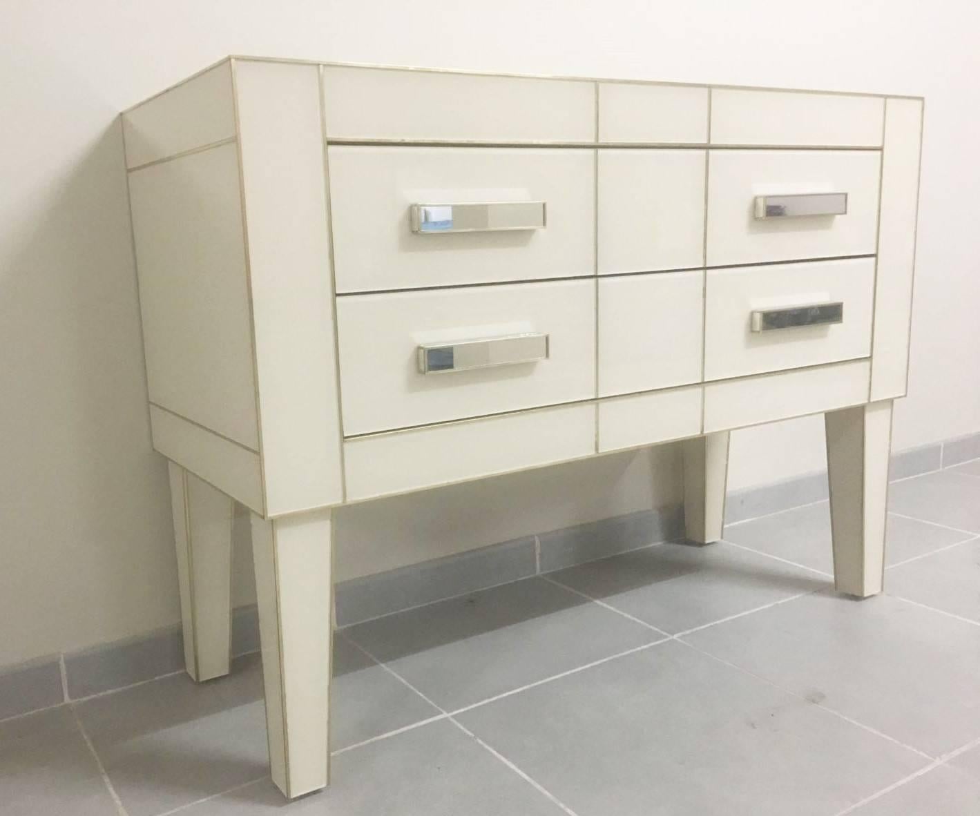 Commode in white cream mirrored glass. Chest of drawers mirrored. Credenza
Two drawers with brake, silent closing.

Depth of the drawers: 13.78 in.
Width of the drawers: 38.97 in.
Height of the drawers: 6.49 in.

Height of the leg: 14.56 in.