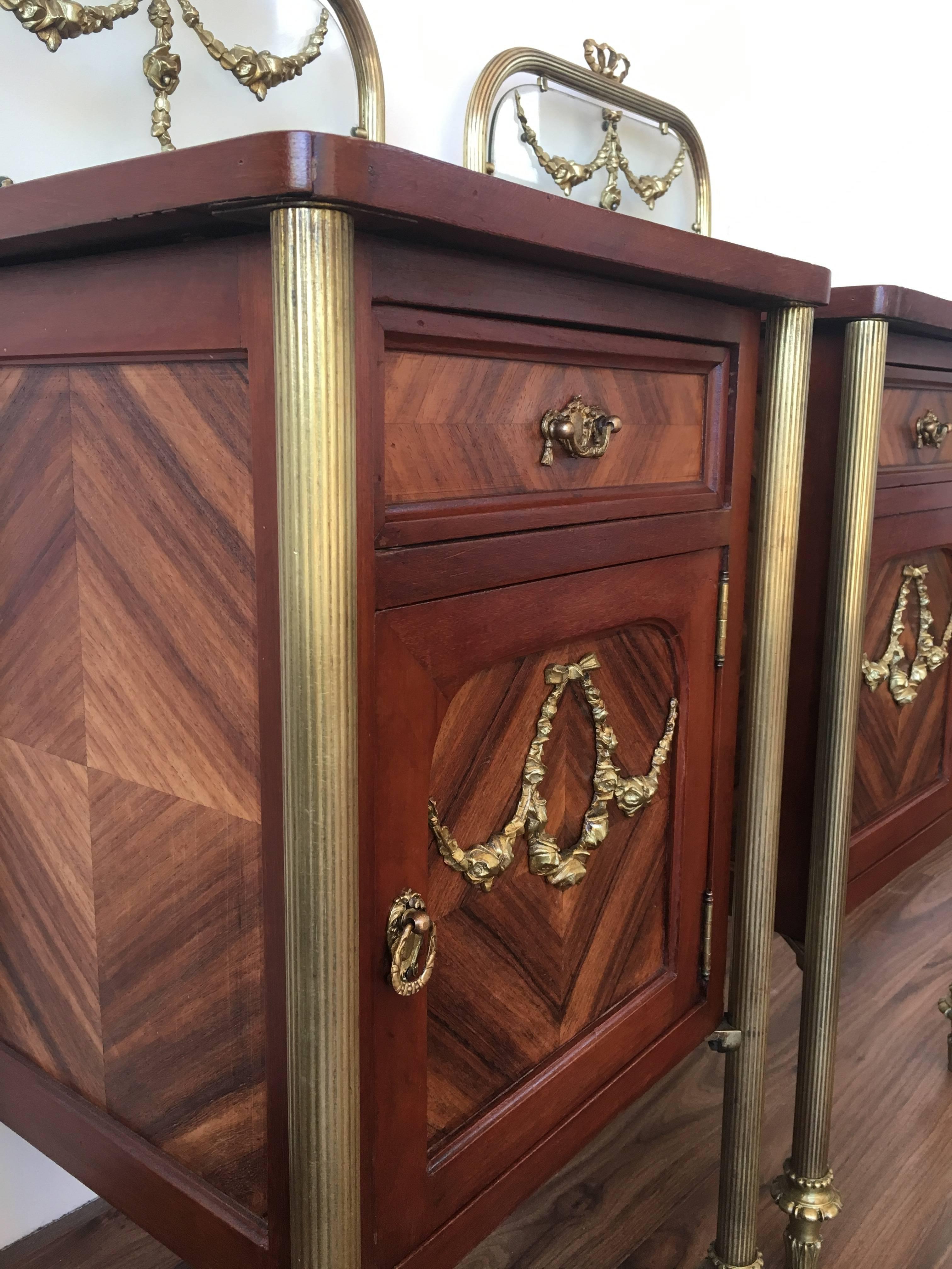Pair of Marquetry Art Deco Nightstands with Glass Crest and Bronze Legs In Excellent Condition In Miami, FL