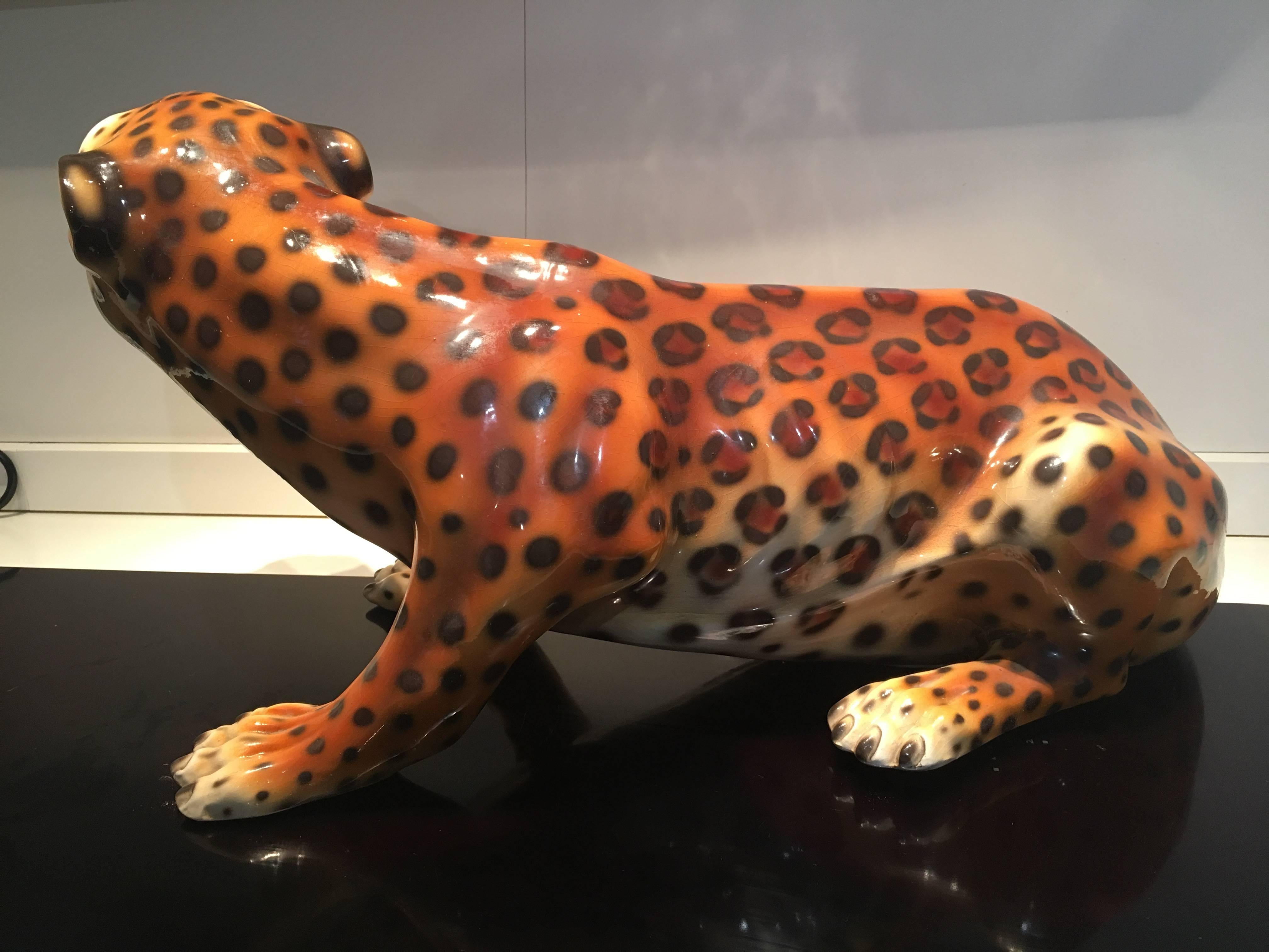 1920, Italienische glasierte Terrakotta-Figur eines Leopardenbabys.