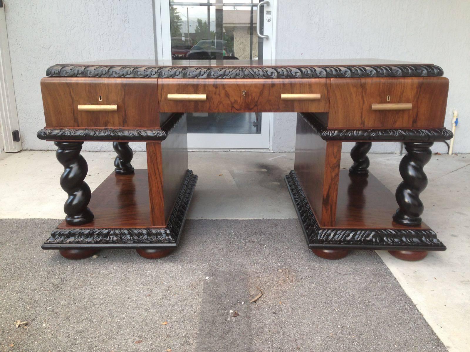 Rare and important beautiful notched Art Decó desk.
It's made in walnut root and mahogany inside lemon glass.
Restored.