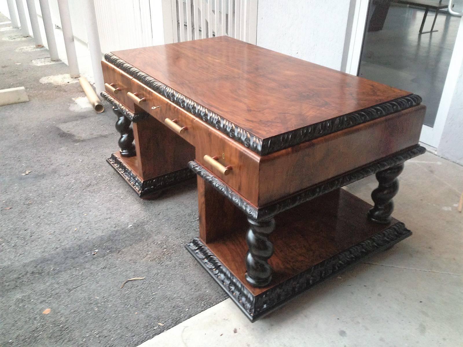 Important Art Deco Desk Table in Walnut with Black Glass Top (Art déco)