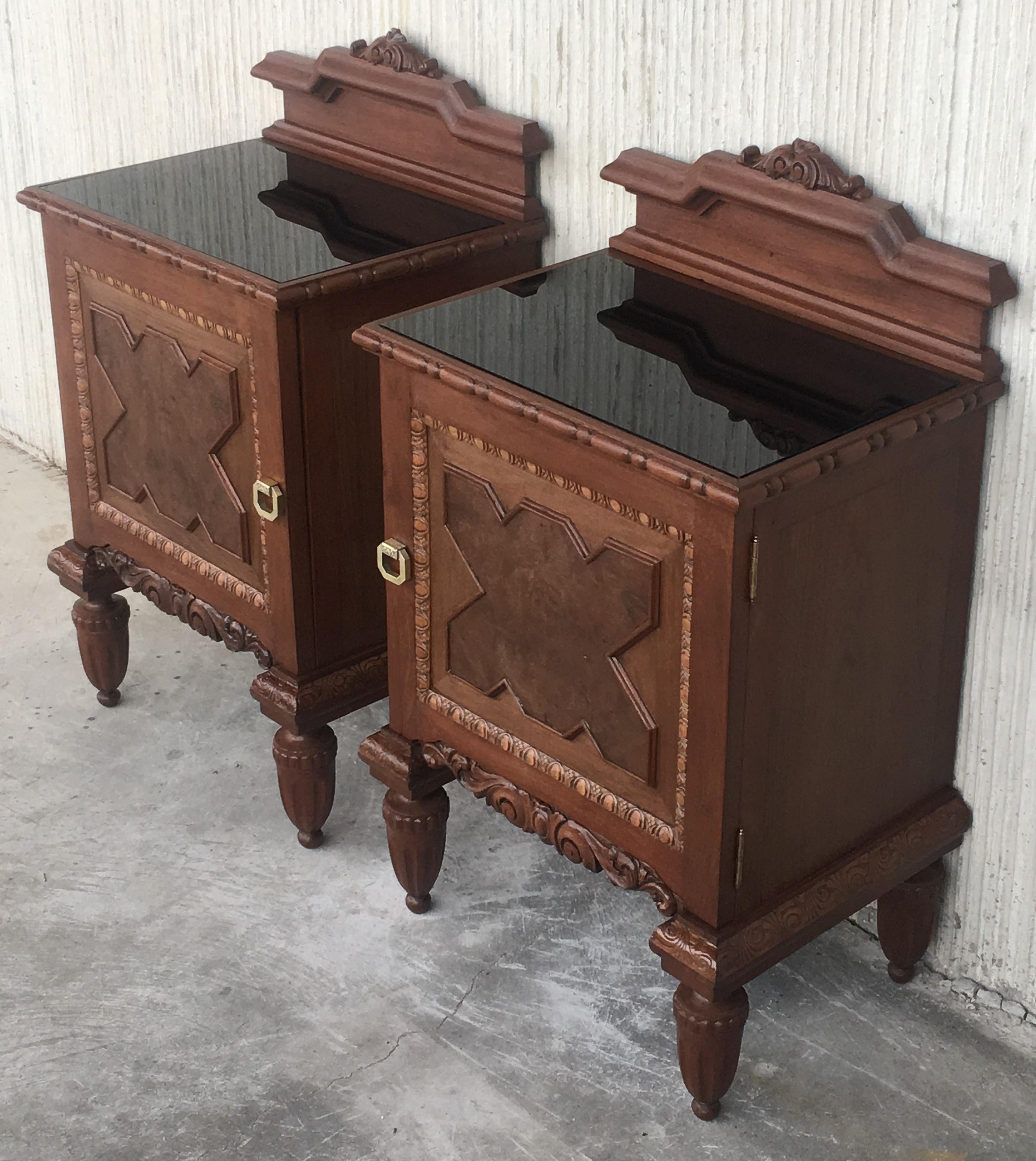 Pair of French Art Deco Heavily Hand Carved Bedside Tables Nightstands, 1920s In Good Condition In Miami, FL