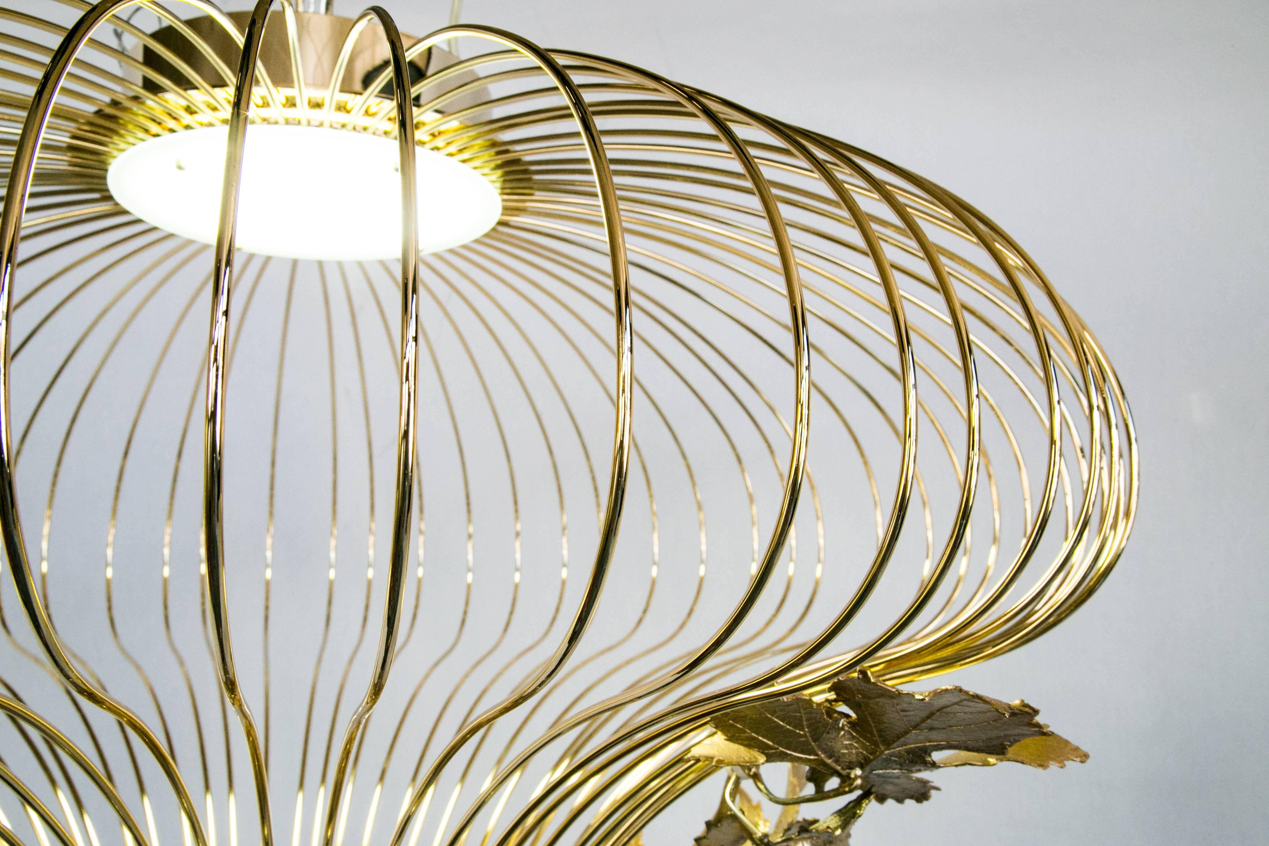 Laiton Lustre moderne sculptural du 21e siècle à LED fait à la main en laiton et cire perdue en vente