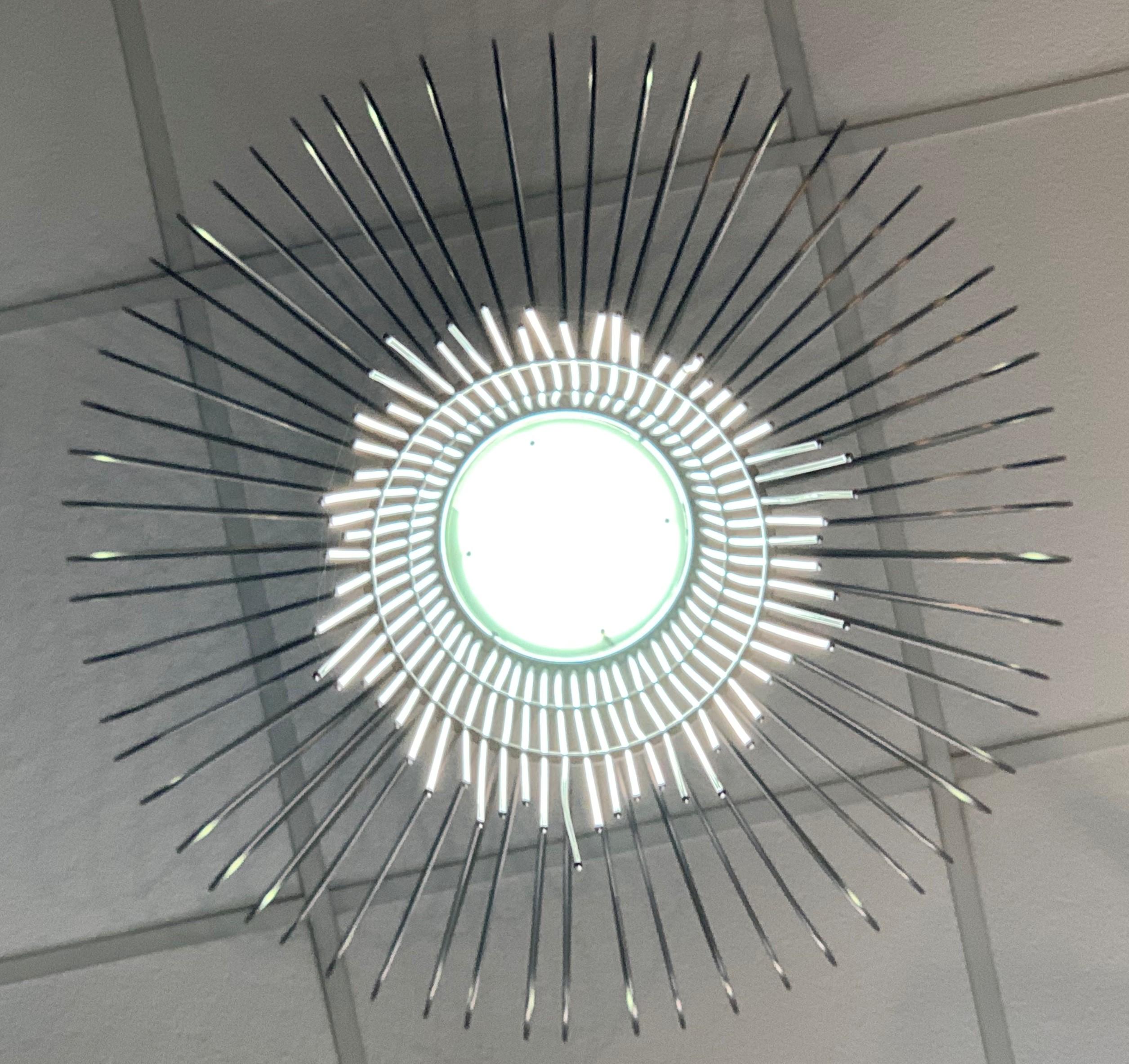 Skulpturaler, moderner, handgefertigter LED-Kronleuchter aus Stahl und Chrom, 21. Jahrhundert (Europäisch) im Angebot