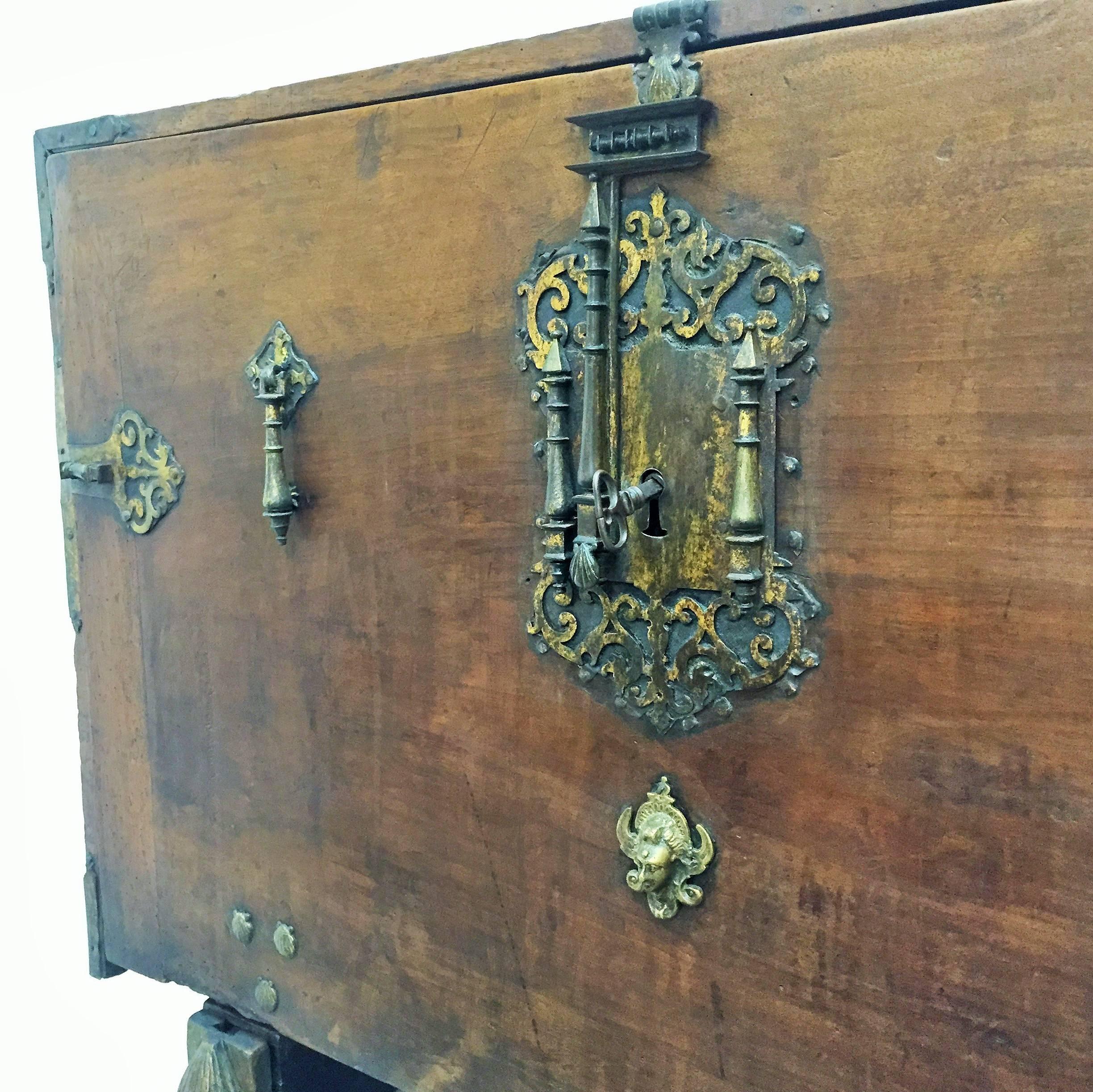 Bargueno of columns with foot bridge, Spain, seventeenth century/Cabinet on sta In Good Condition In Miami, FL