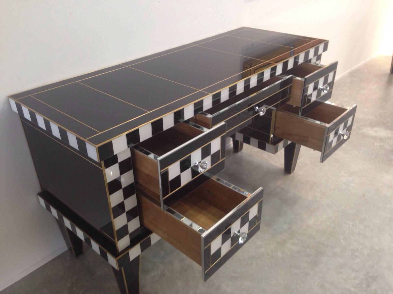 Lovely Black & White mirror Desk or vanity table
Glamorous mirrored desk signed by designer
A statement of elegance and quality
Fantastic design with black and white decoration
Single piece of the colection
Mirrored
