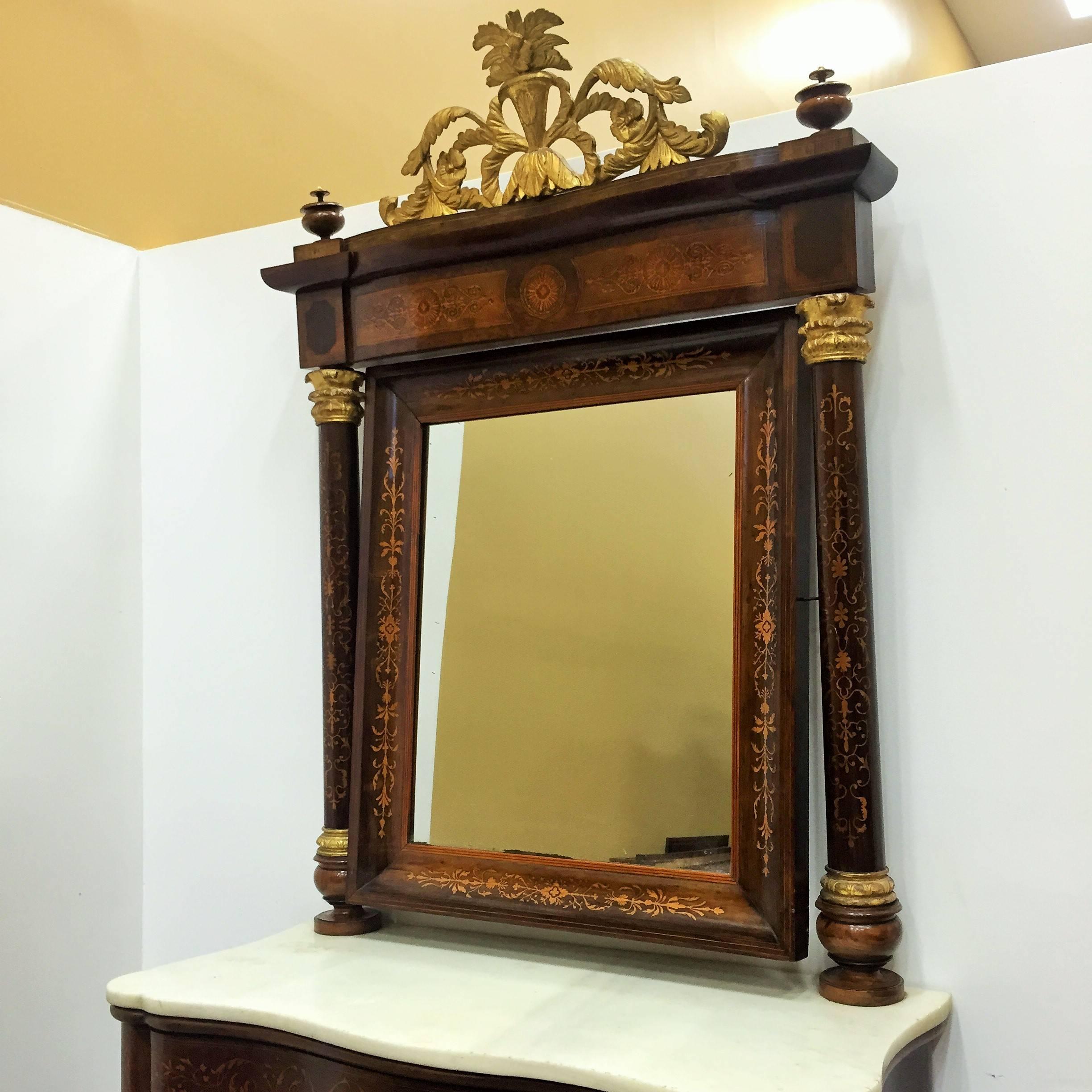 Fine console Empire espagnol avec miroir en acajou et palissandre avec incrustations de bois de satin, vers 1810.