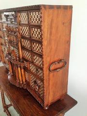 Bargueno espagnol original du 17ème siècle:: cabinet sur pied:: Vargueño