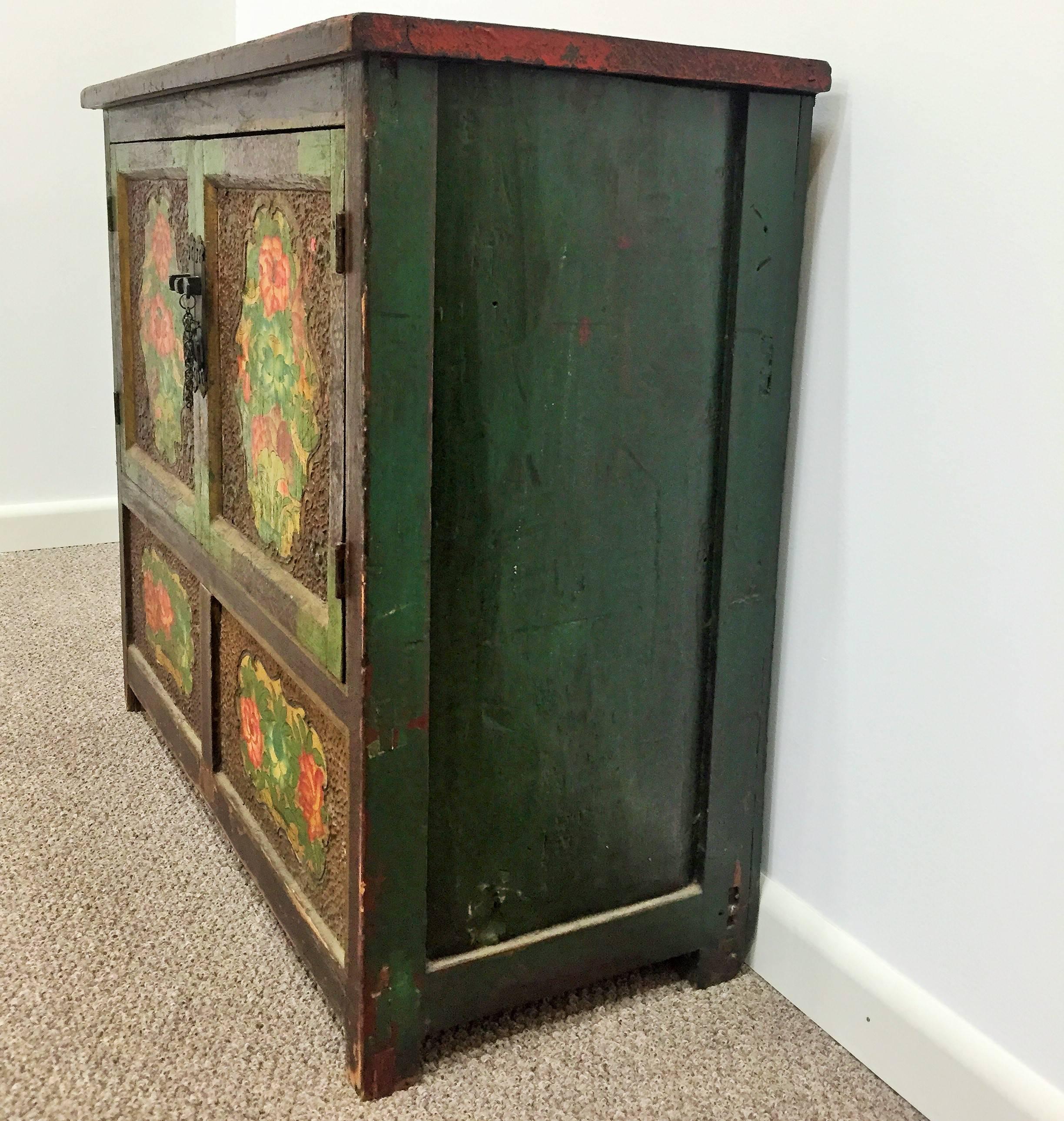 Antique Striking Lacquered Chinese Sideboard, circa 1800s In Good Condition In Miami, FL