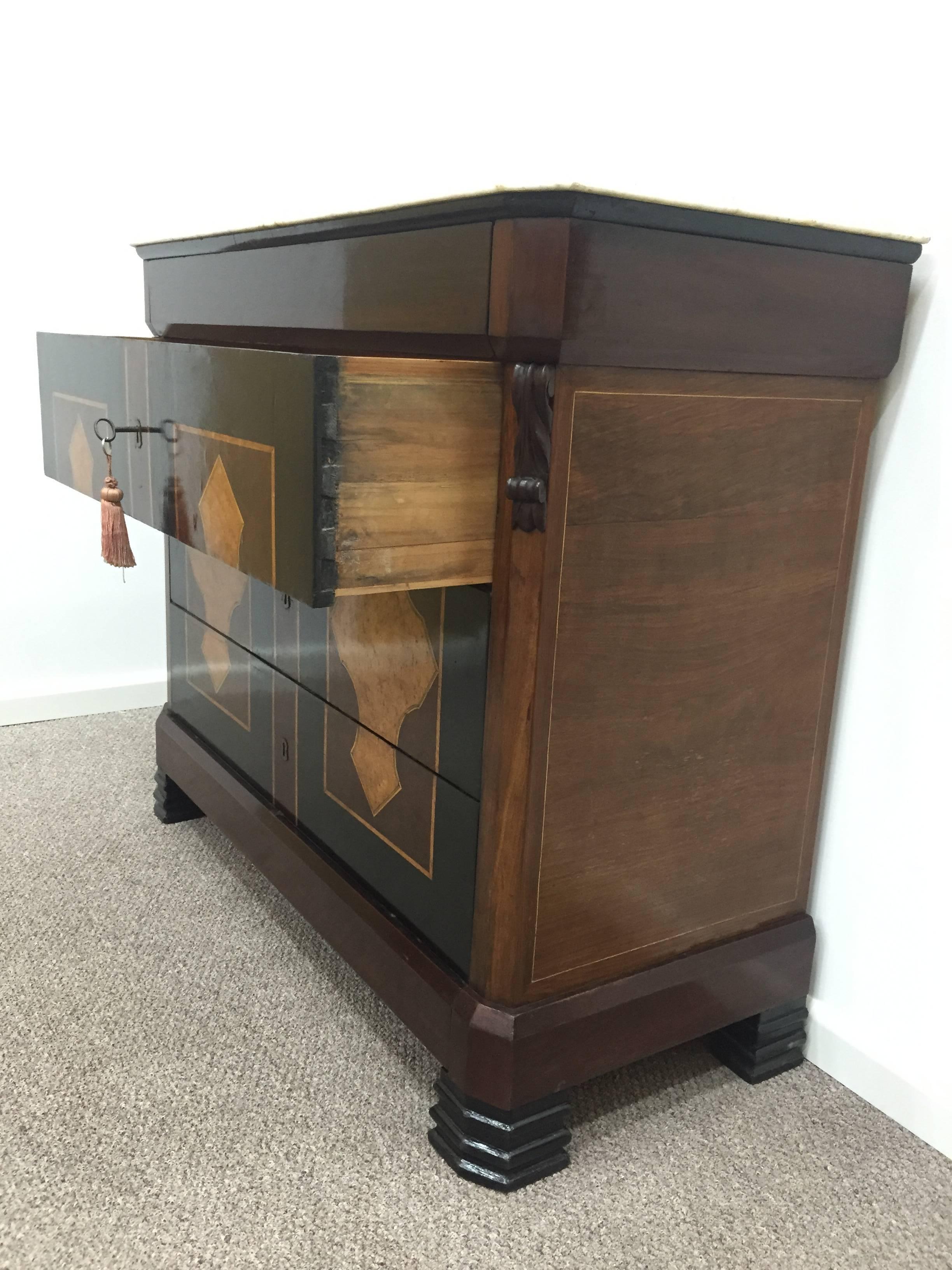 Chest of drawers. Italian Commode, 18th Century In Good Condition For Sale In Miami, FL