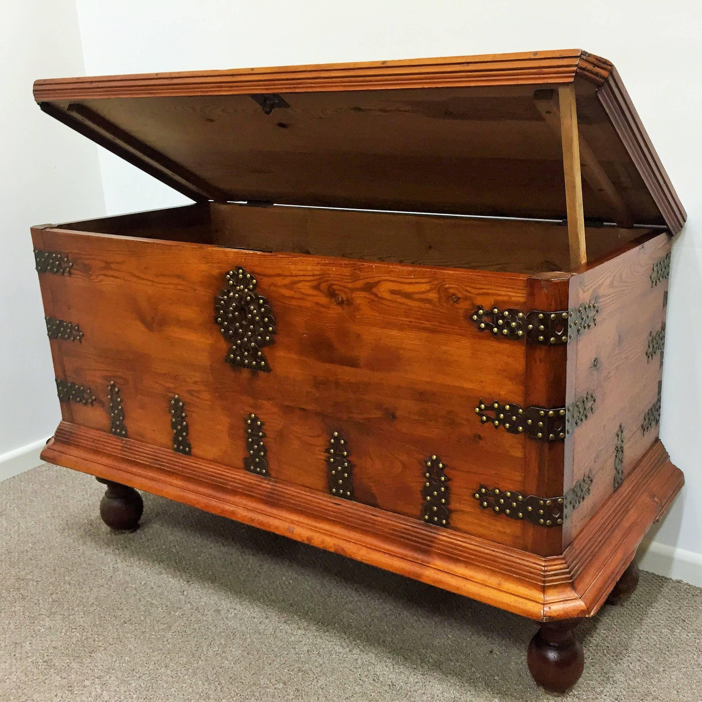 Rare 17th century oak coffer / Trunk