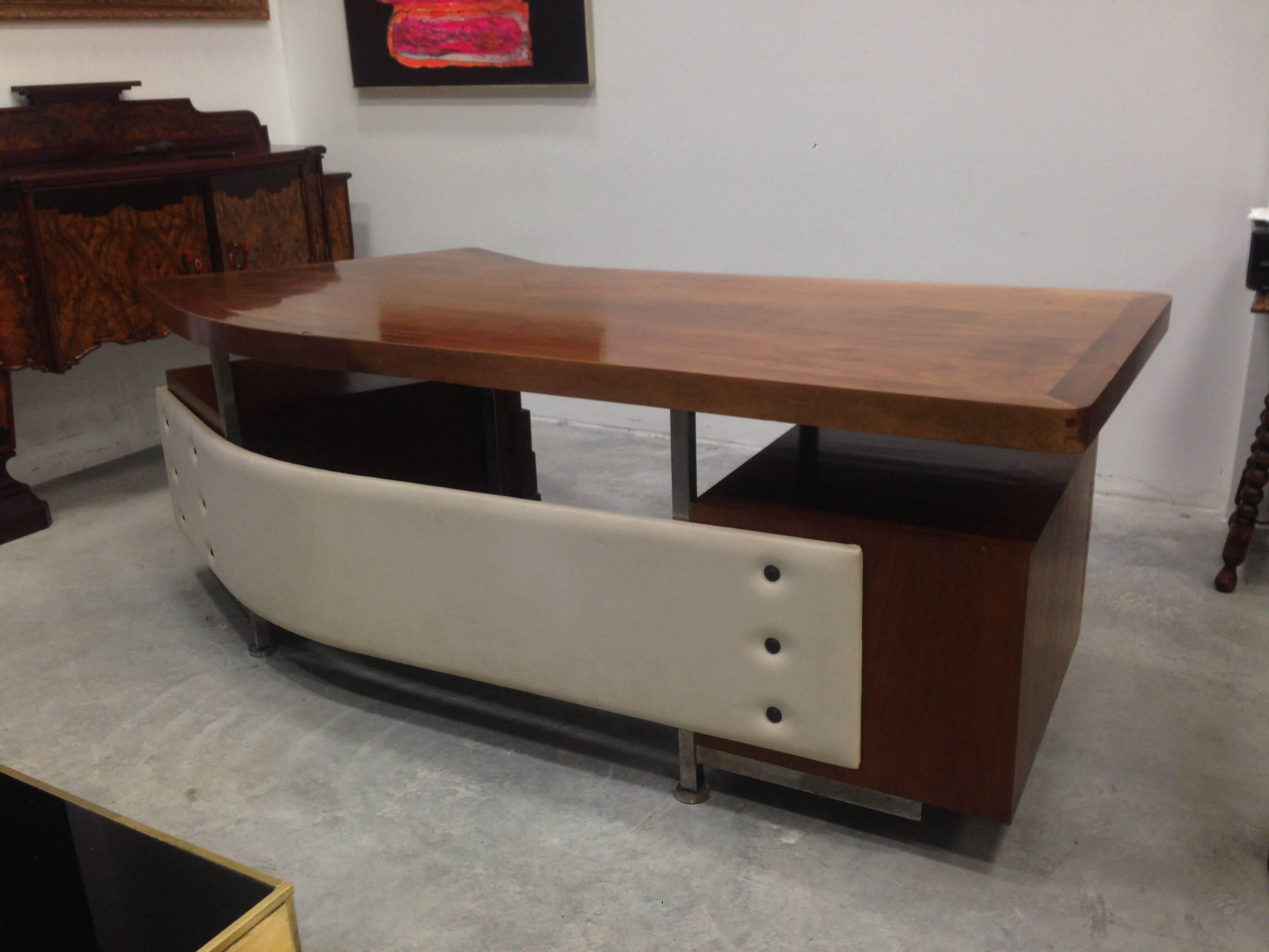 Spectacular Mid-Century desk.
Rare form on its top.
Four drawers on each side.