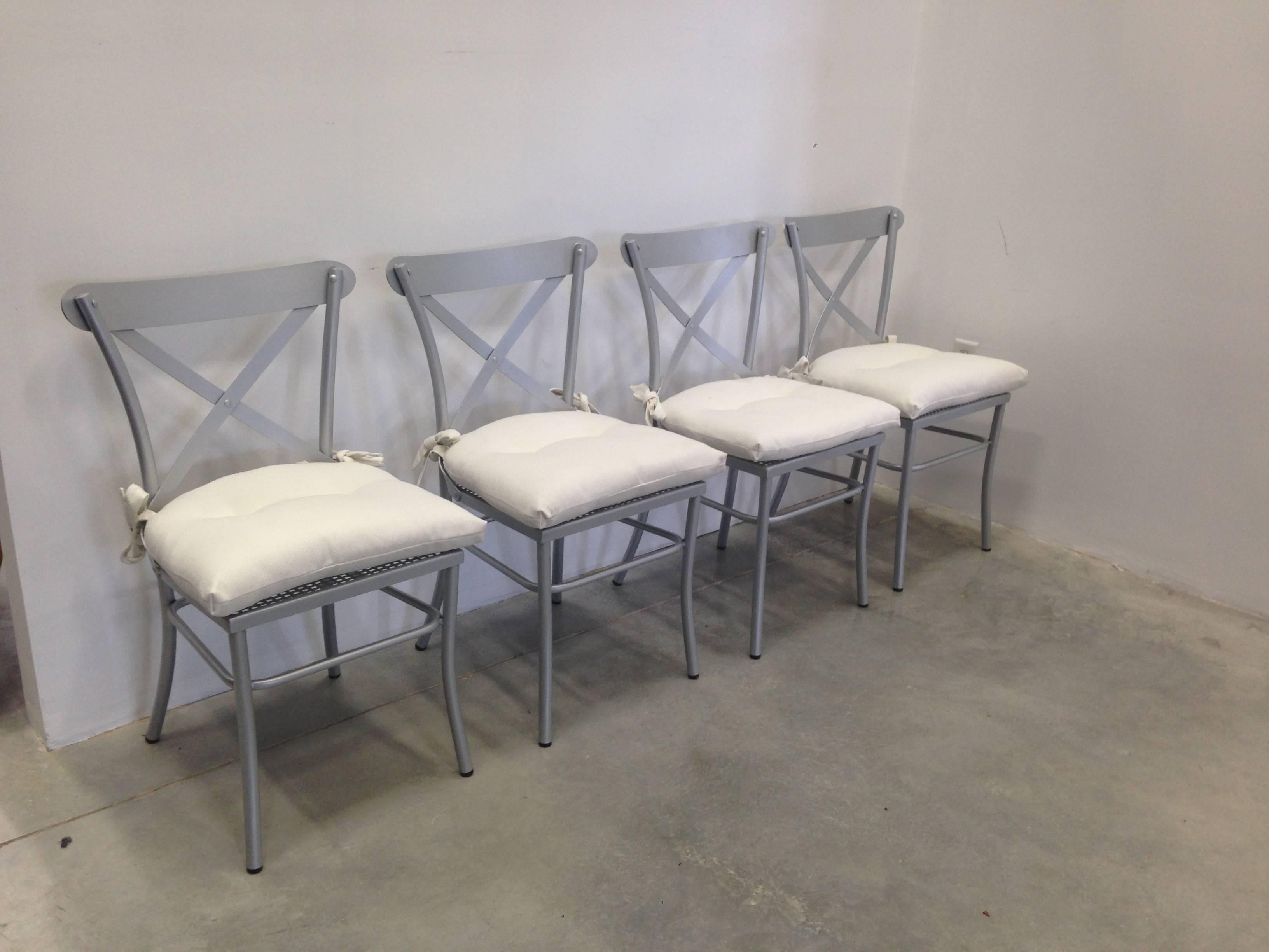 Conjunto de comedor de metal y cristal. Muebles de jardín. Interior y exterior Moderno en venta