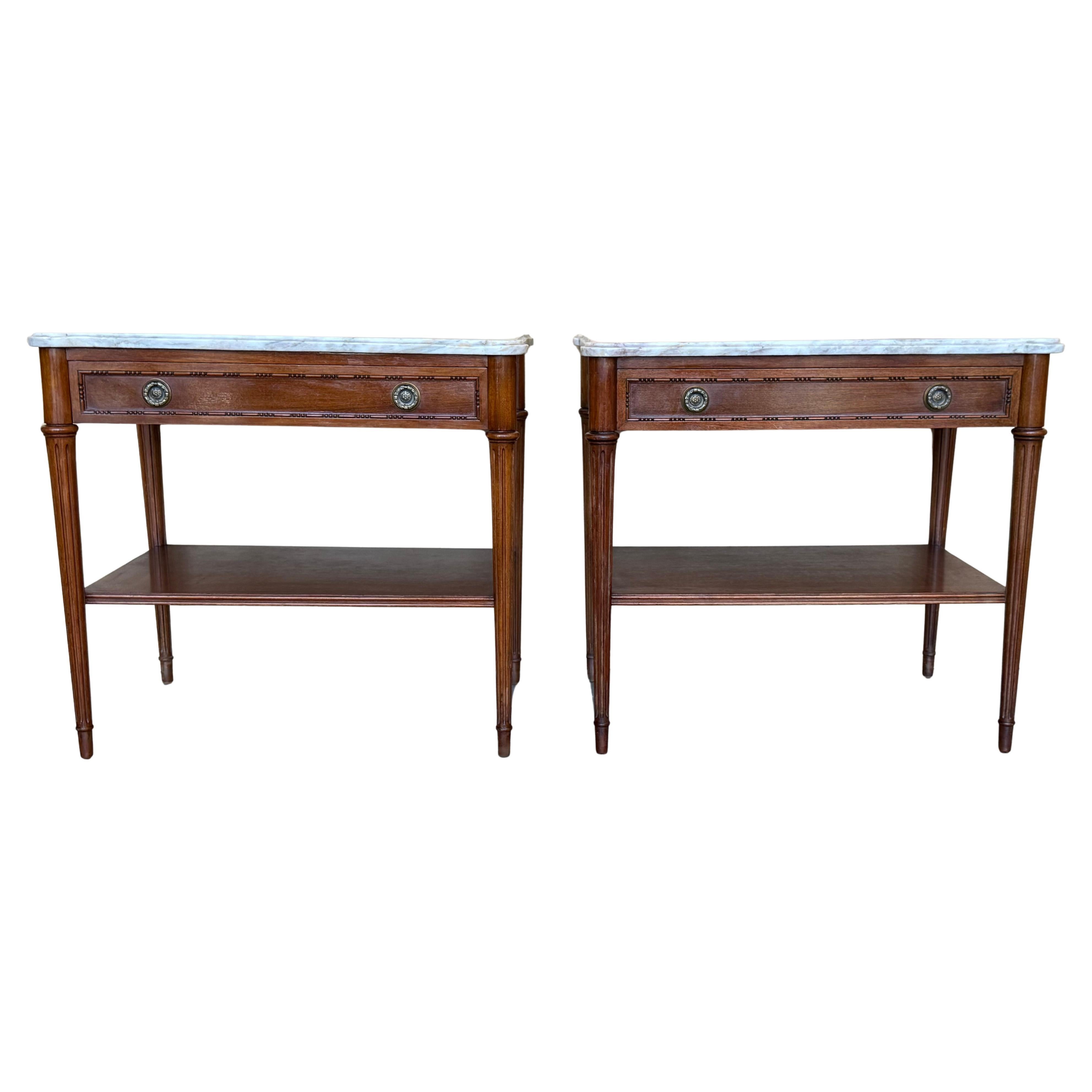 Diseño Vintage
Pareja de mesillas de noche o auxiliares francesas de nogal de principios del siglo XX.
Un par de finas mesillas de noche o de noche francesas de nogal con tapa de mármol.
Cada una presenta una encimera rectangular con galería sobre