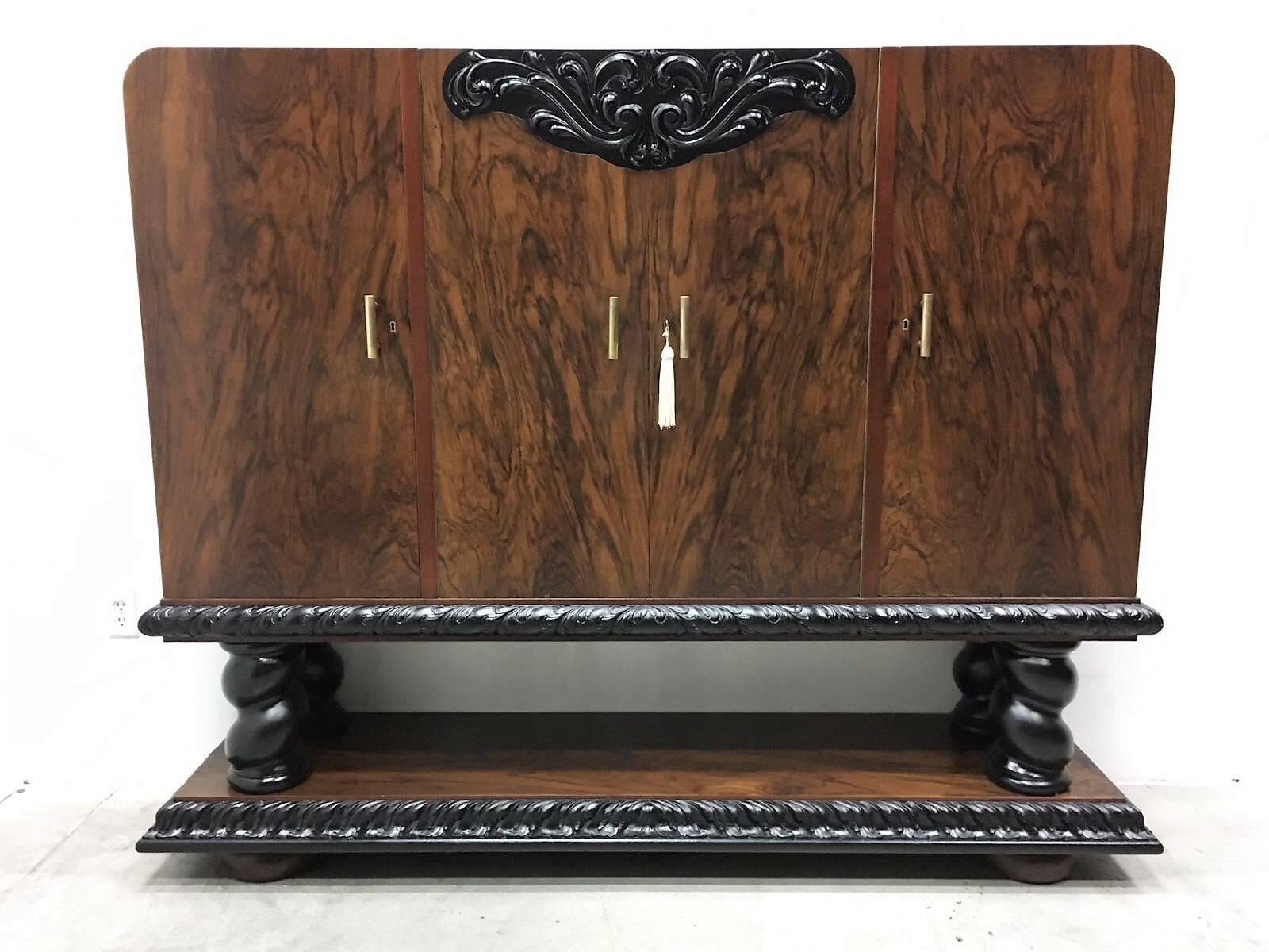 Rare and important beautiful natched Art Decó storage cabinet / bookcase.
It's made in walnut root and mahogany inside lemon glass.
Lovely hand-turned barley twist and turned legs.