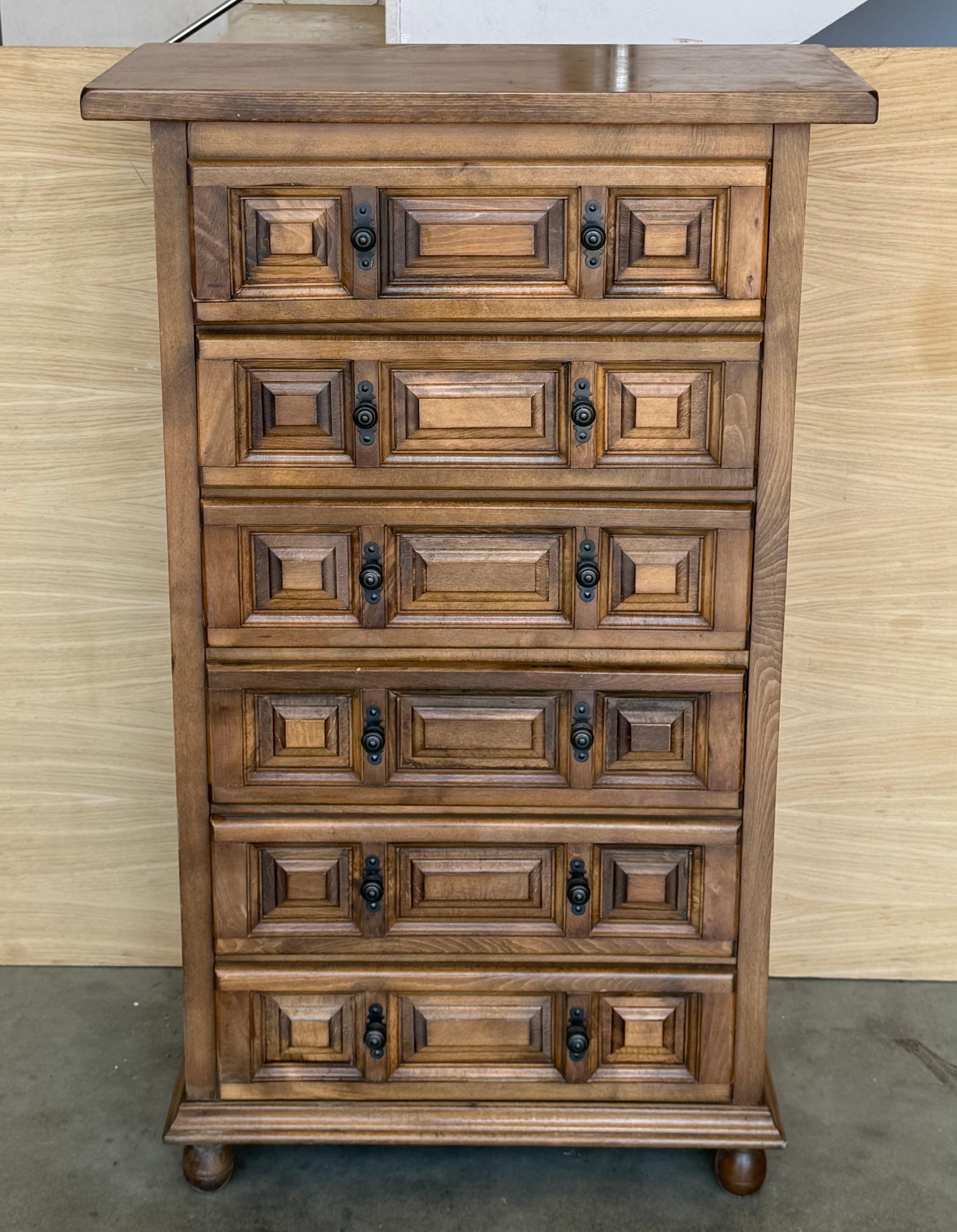 Colonial espagnol Commode ou table de nuit catalane baroque espagnole du 20e siècle en noyer sculpté en vente