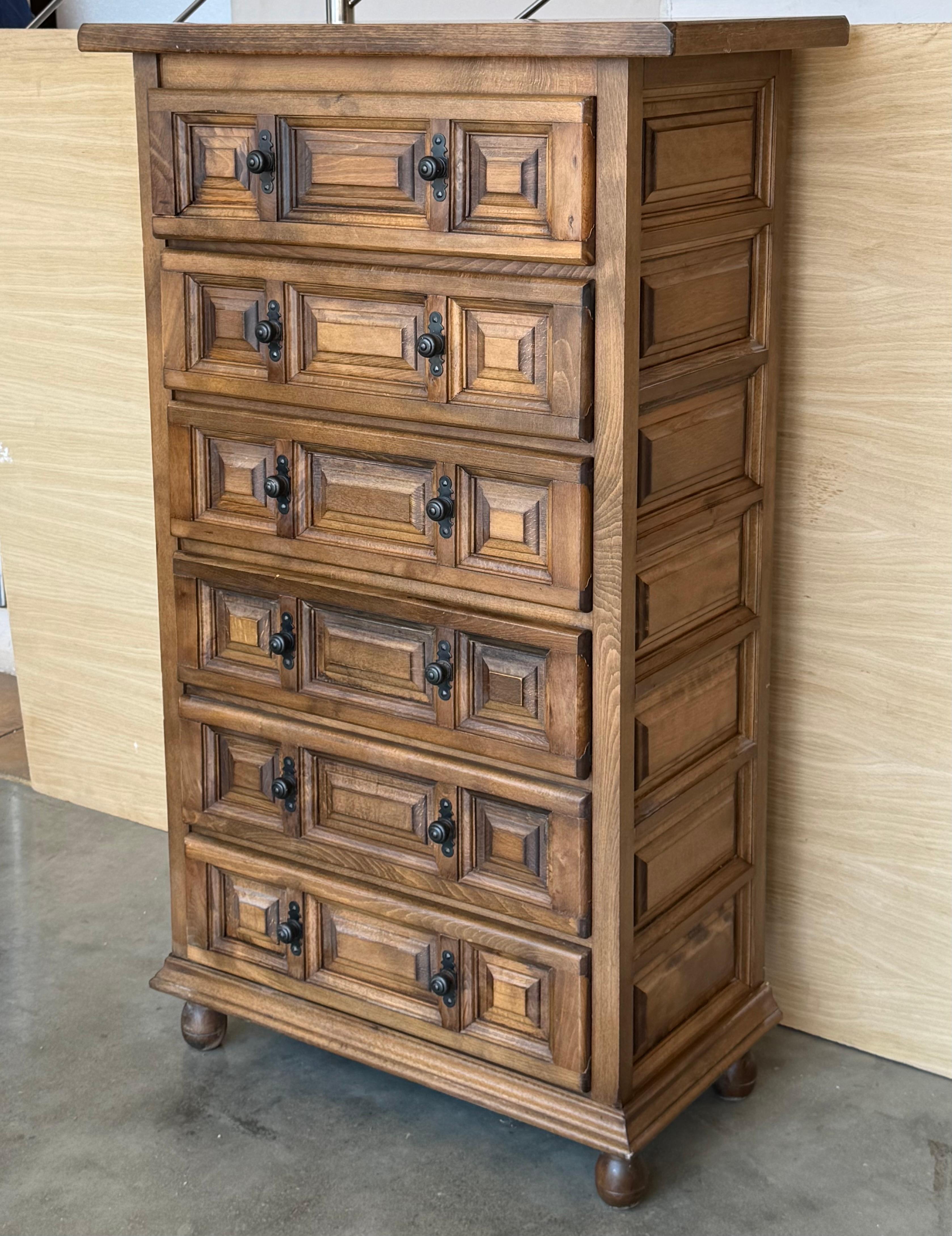 Espagnol Commode ou table de nuit catalane baroque espagnole du 20e siècle en noyer sculpté en vente