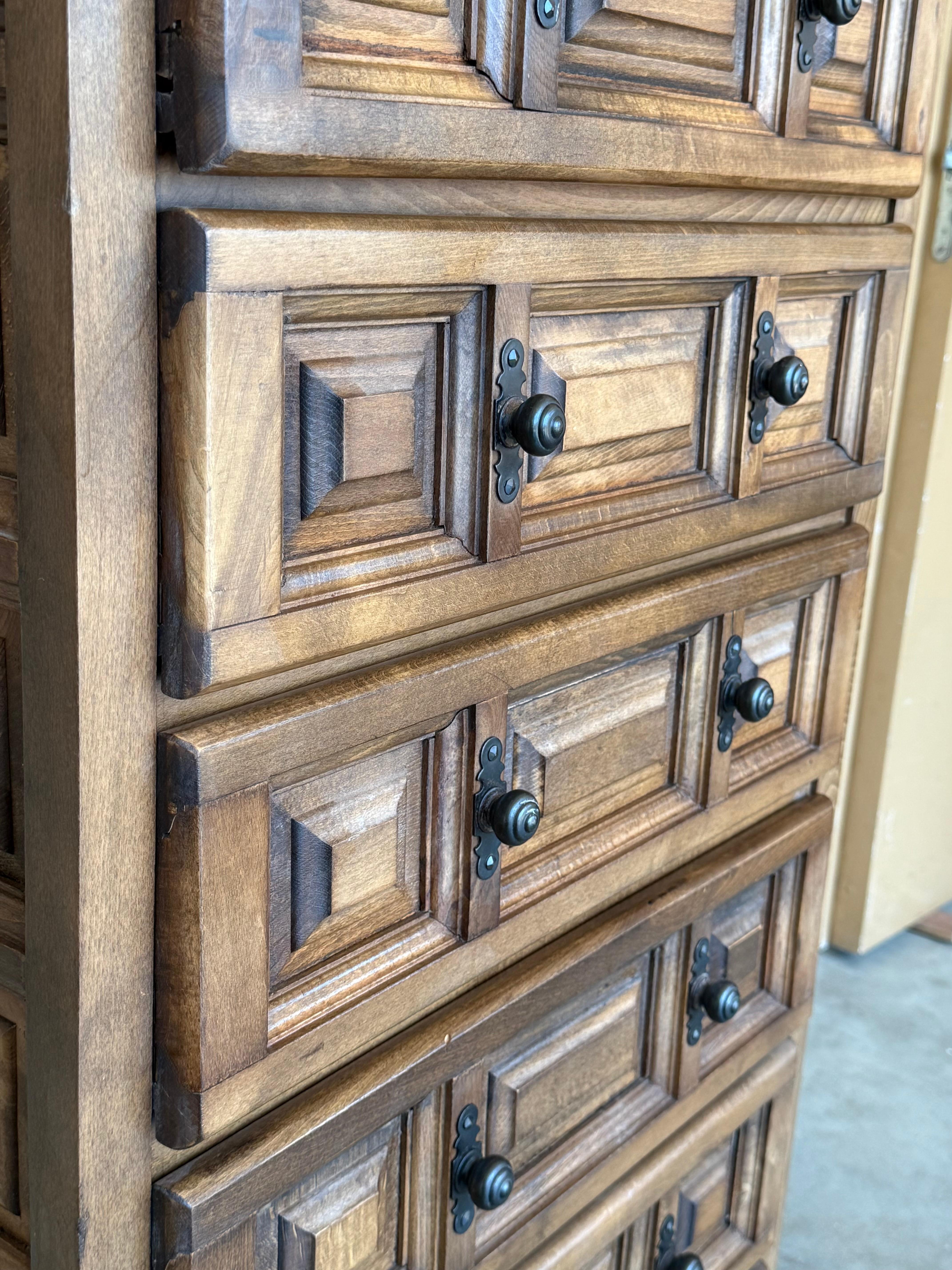 20ième siècle Commode ou table de nuit catalane baroque espagnole du 20e siècle en noyer sculpté en vente