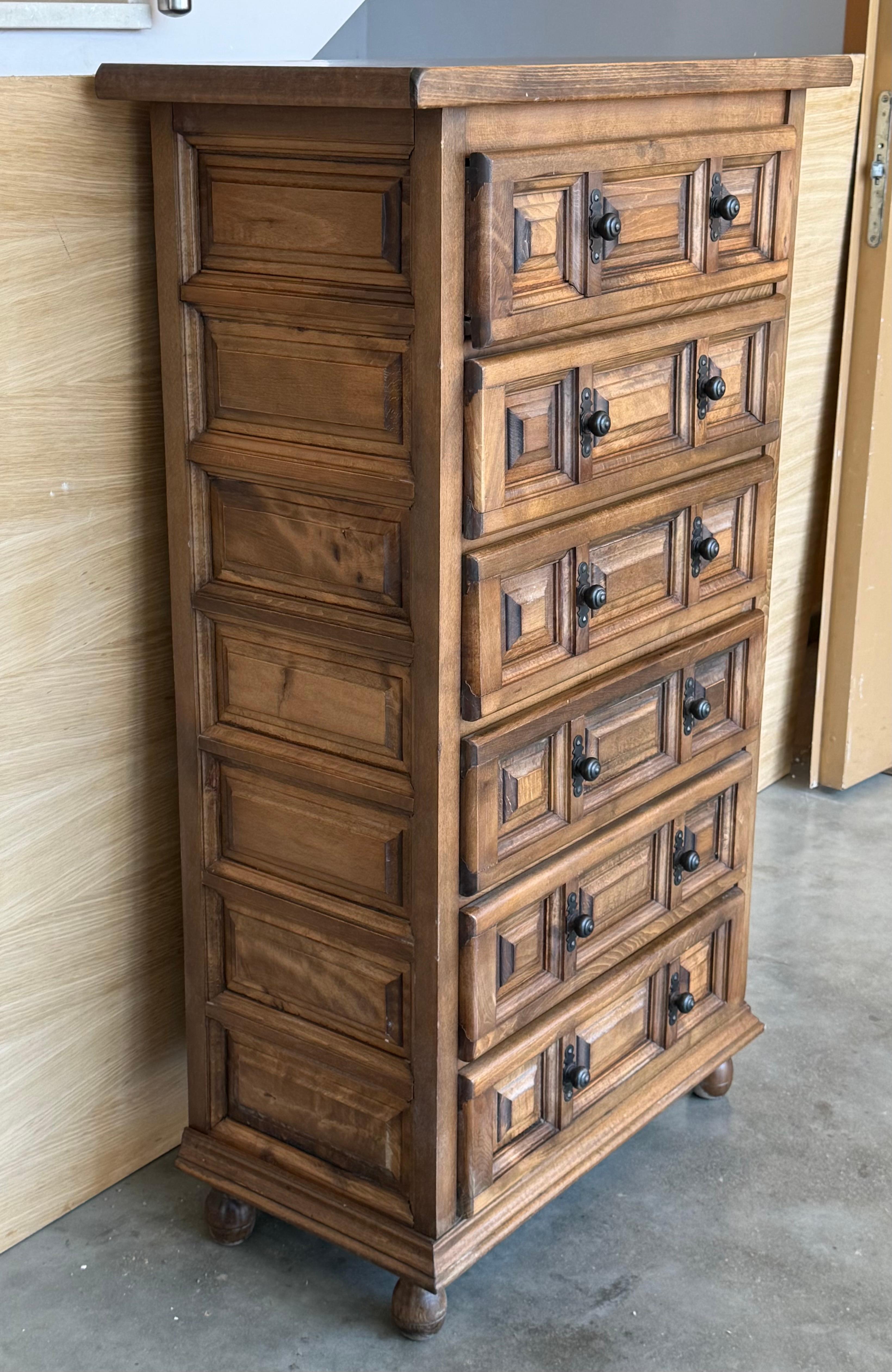 Commode ou table de nuit catalane baroque espagnole du 20e siècle en noyer sculpté Bon état - En vente à Miami, FL