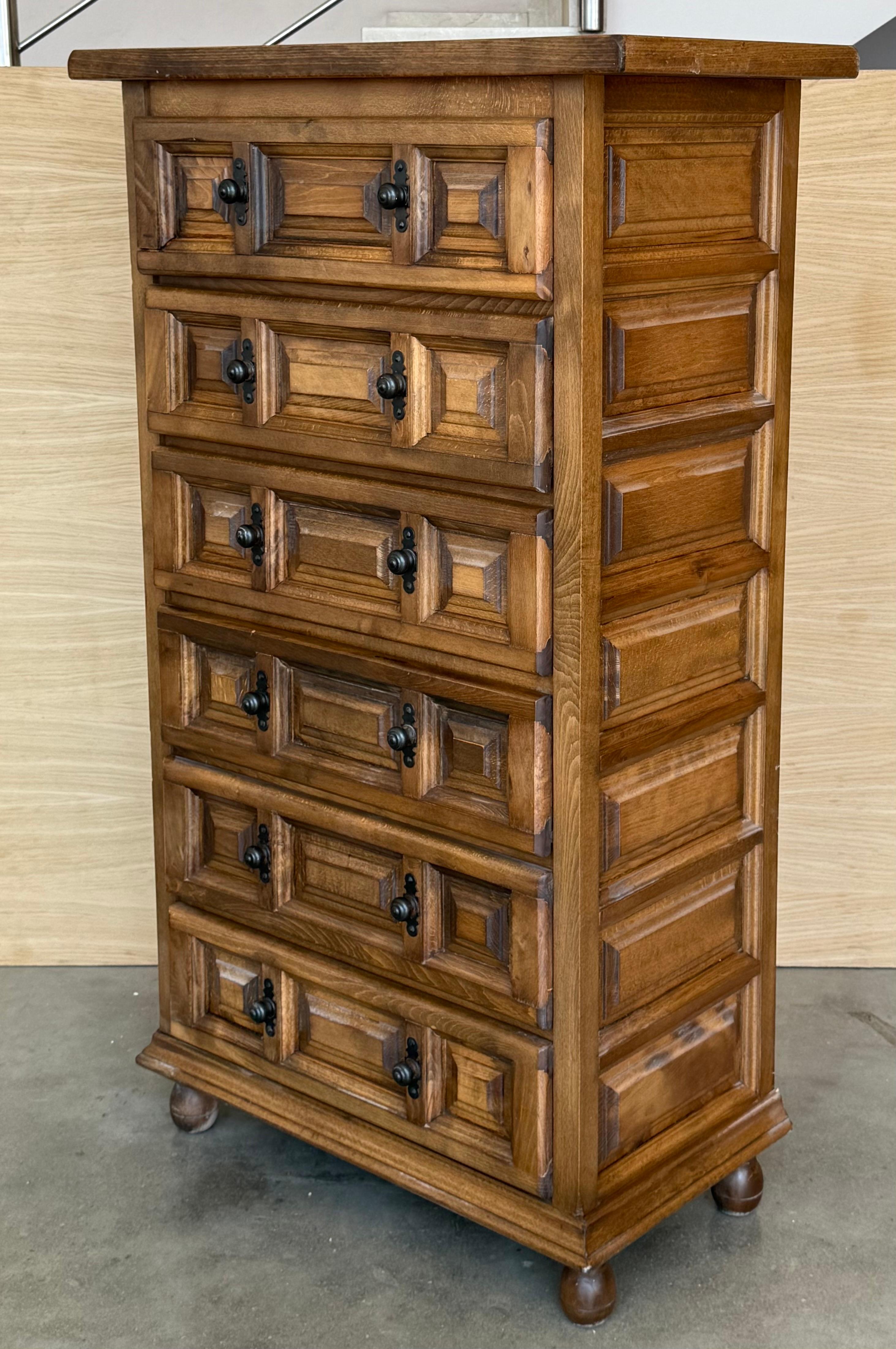 Commode ou table de nuit catalane baroque espagnole du 20e siècle en noyer sculpté en vente 2