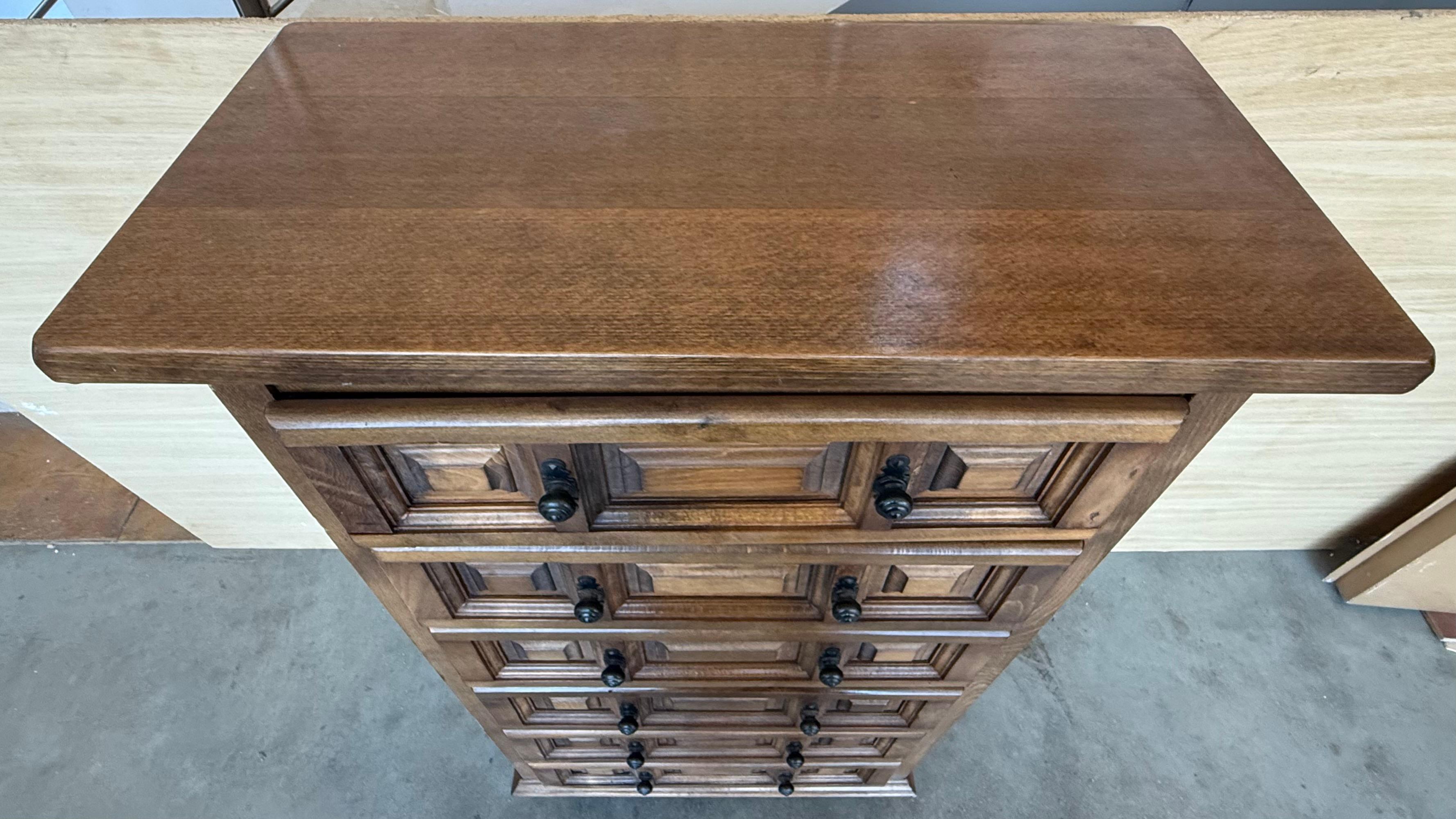 Commode ou table de nuit catalane baroque espagnole du 20e siècle en noyer sculpté en vente 1