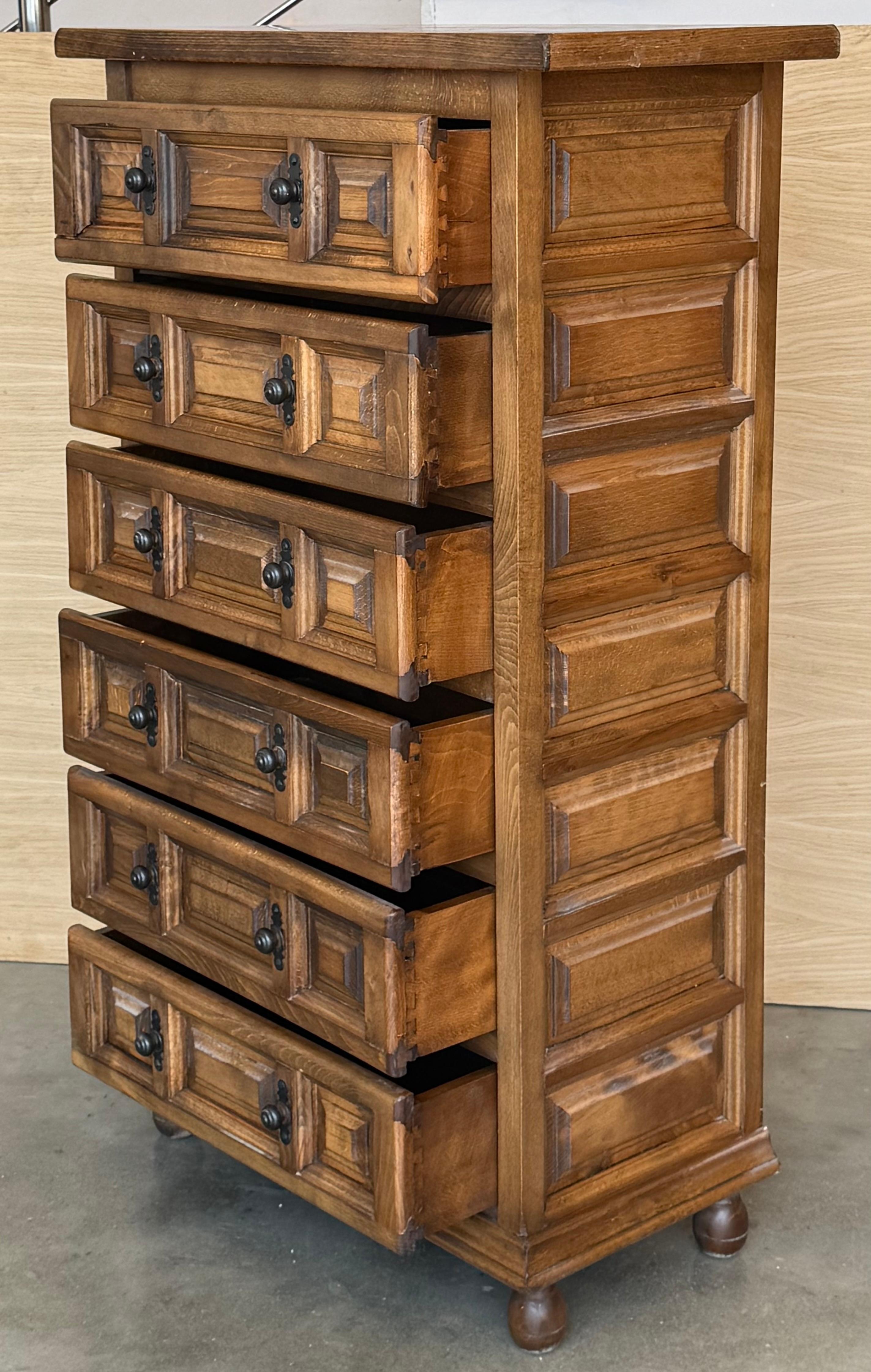 Commode ou table de nuit catalane baroque espagnole du 20e siècle en noyer sculpté en vente 3