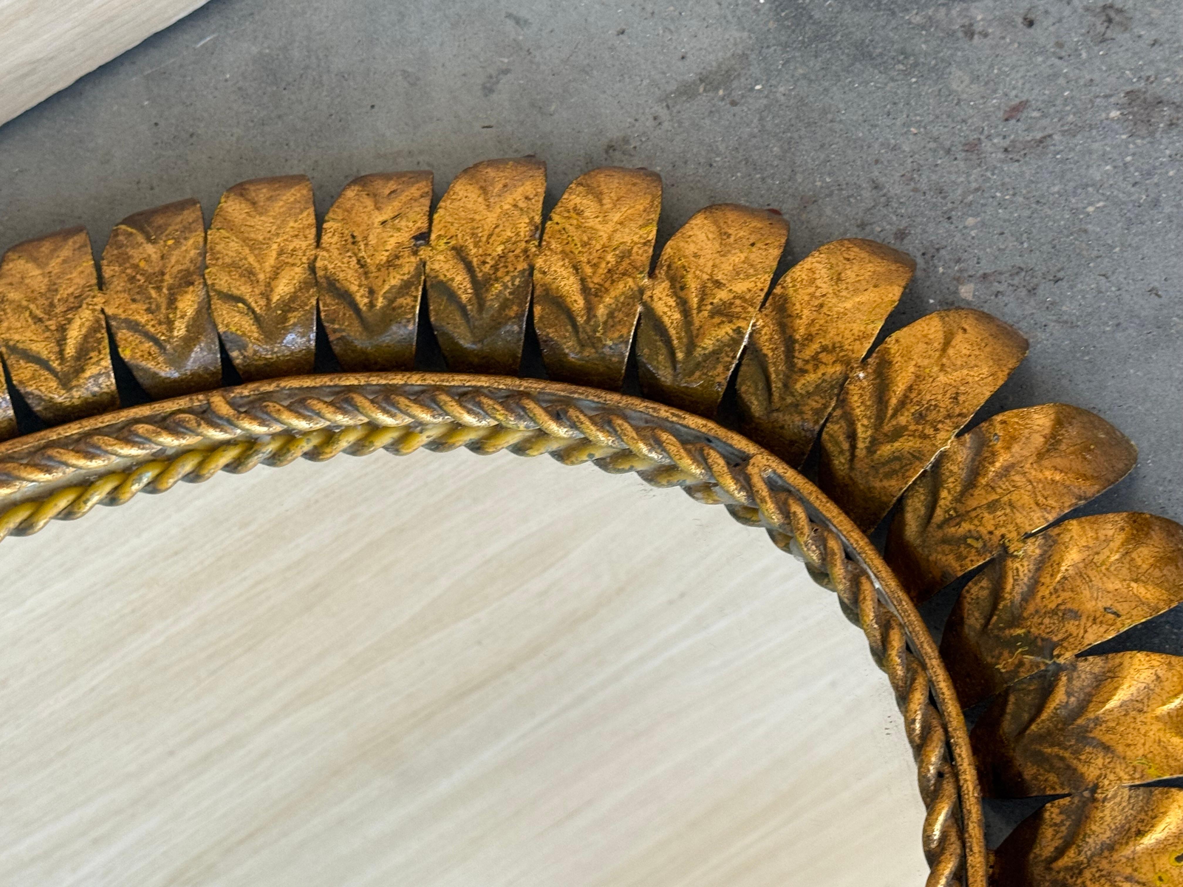 Mid-Century moderno Coppia di specchi ovali spagnoli in metallo dorato a raggiera in vendita