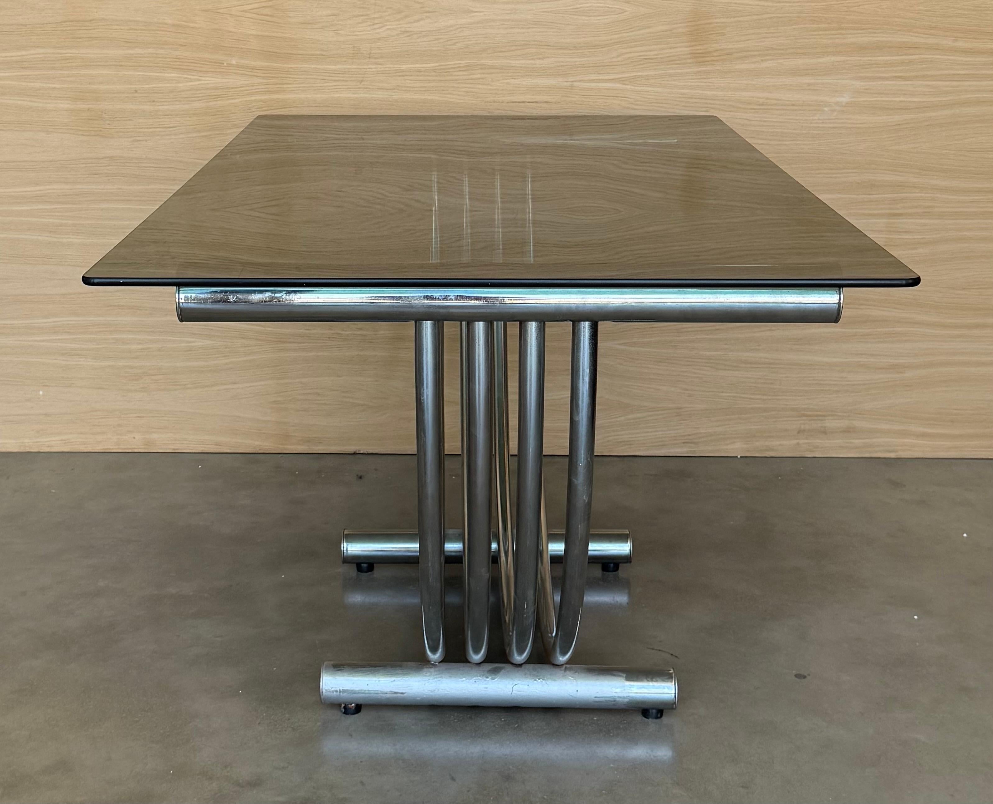 Table de salle à manger moderne du milieu du siècle Romeo Rega en chrome, laiton et verre Bon état - En vente à Miami, FL
