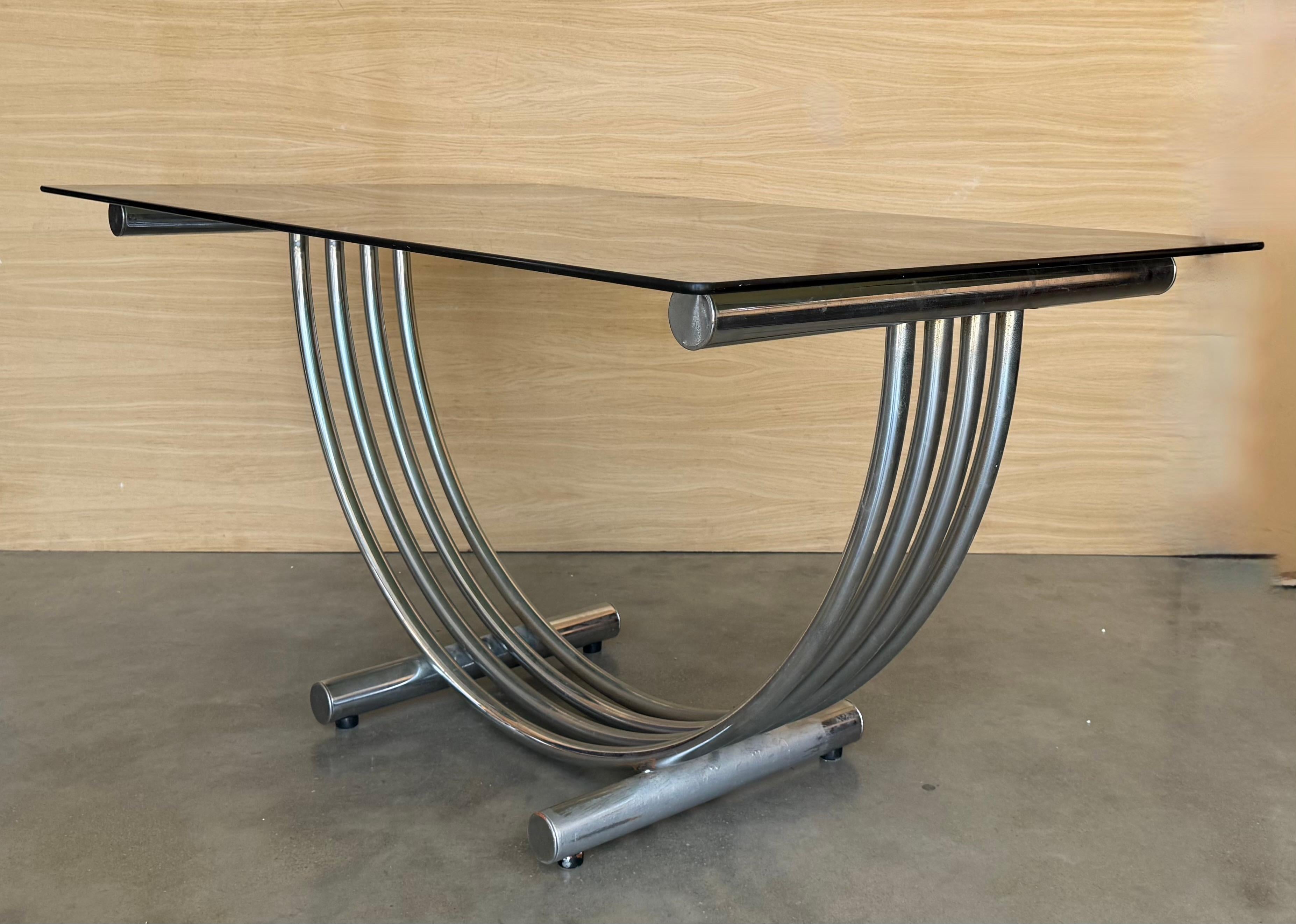 Verre fumé Table de salle à manger moderne du milieu du siècle Romeo Rega en chrome, laiton et verre en vente