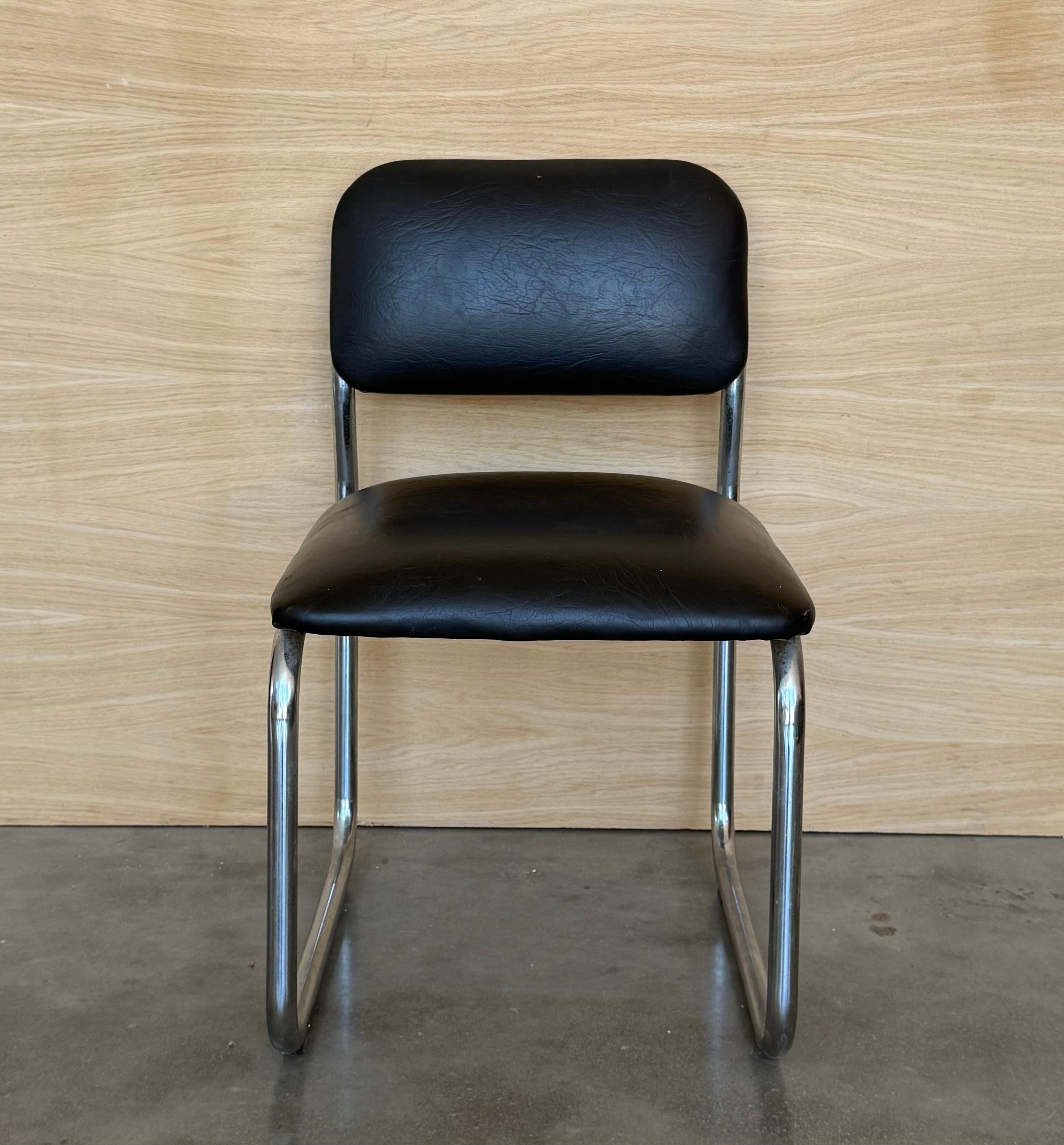 Satz von 4 Bauhaus-Freischwingern aus den 70er Jahren, aus verchromtem Stahlrohr, Sitz und Rückenlehne aus schwarzem Ökoleder. 
  In sehr gutem Zustand, wie auf den Fotos zu sehen, Chrom in ausgezeichnetem Zustand, keine offensichtliche Oxidation,