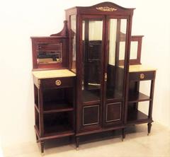 Vitrine moderniste avec deux étagères sur les côtés