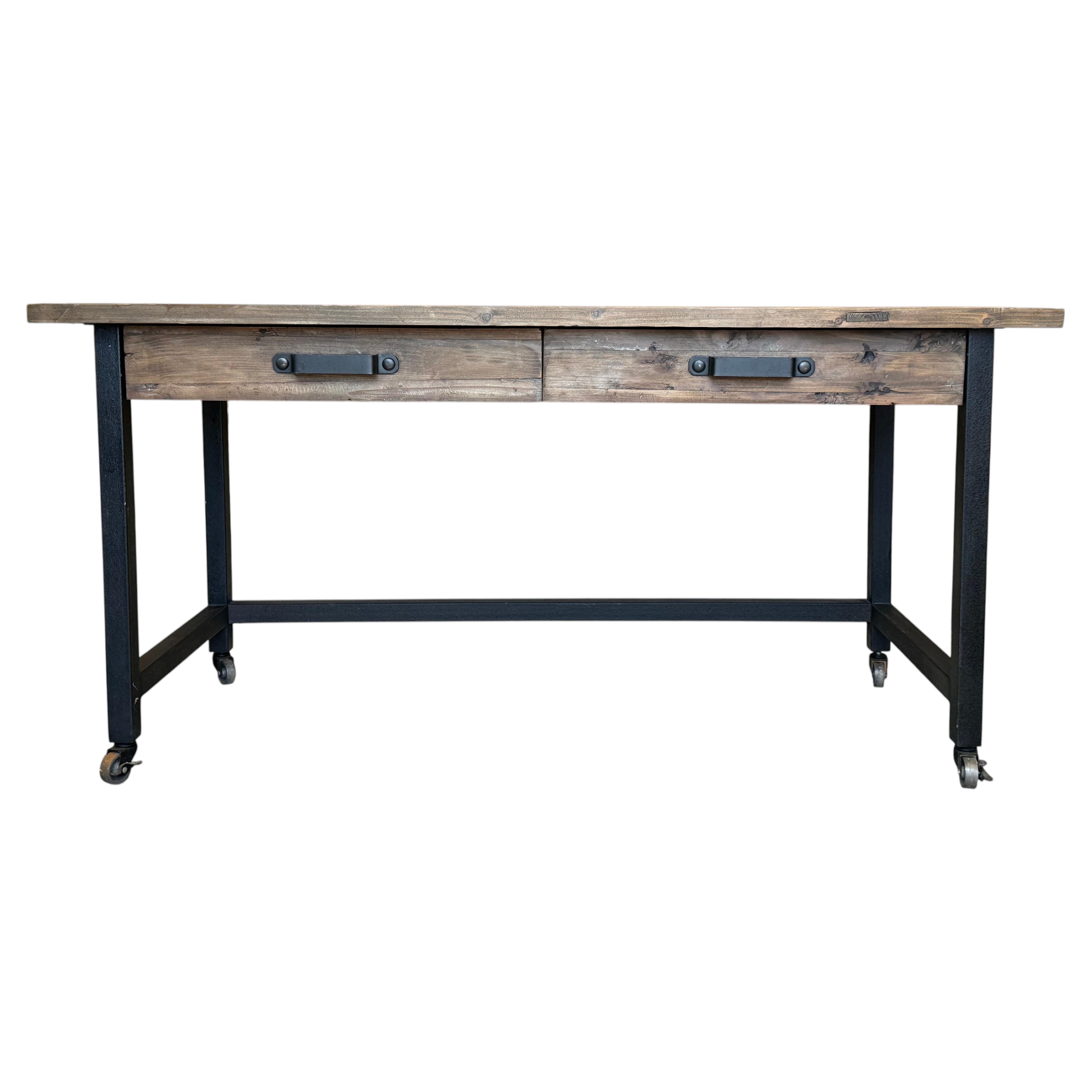 Mesa de trabajo o escritorio industrial de pino con patas metálicas, cajones y ruedas