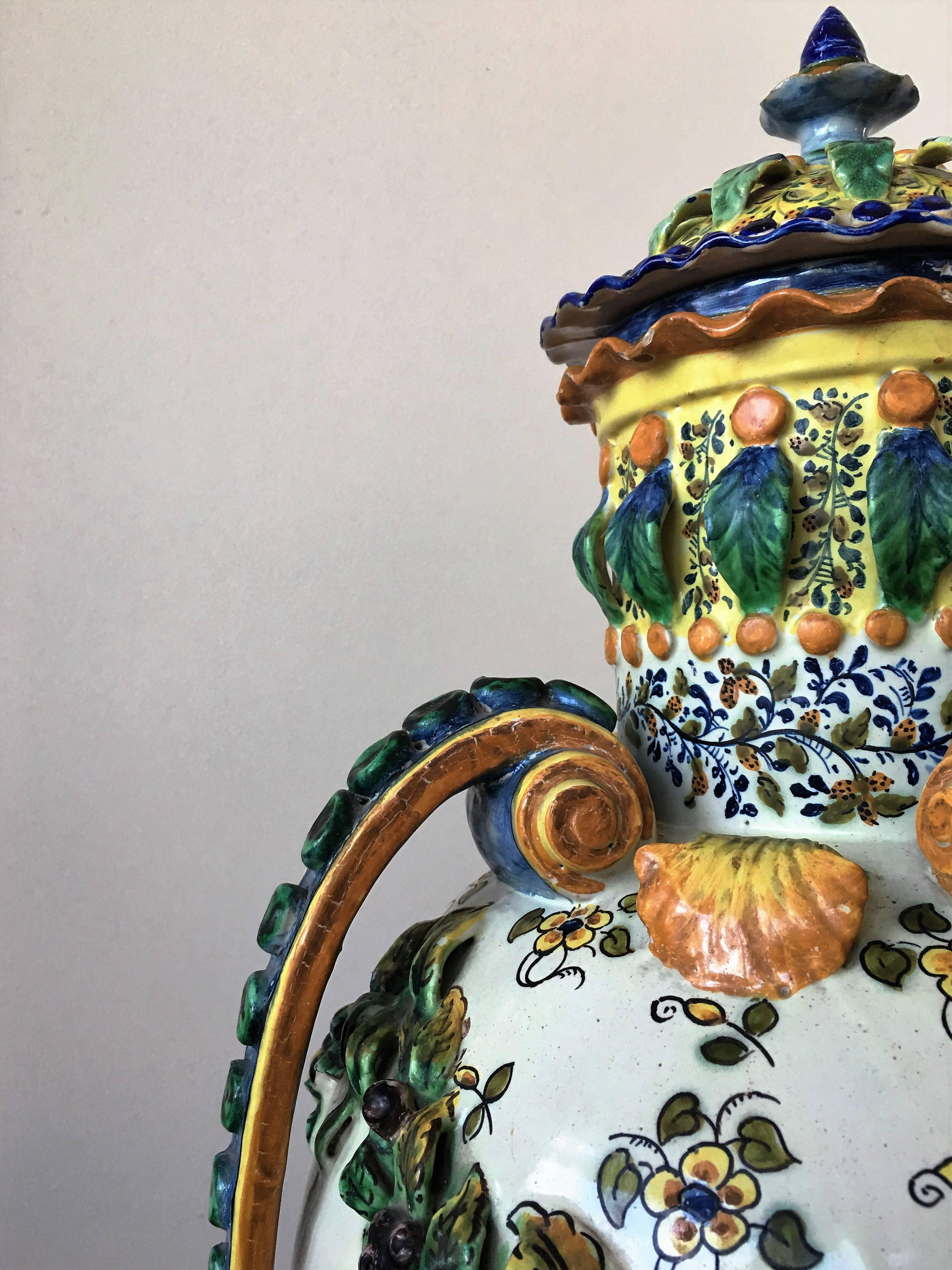 Ceramica Importante urna spagnola in terracotta dipinta del XIX secolo in vendita