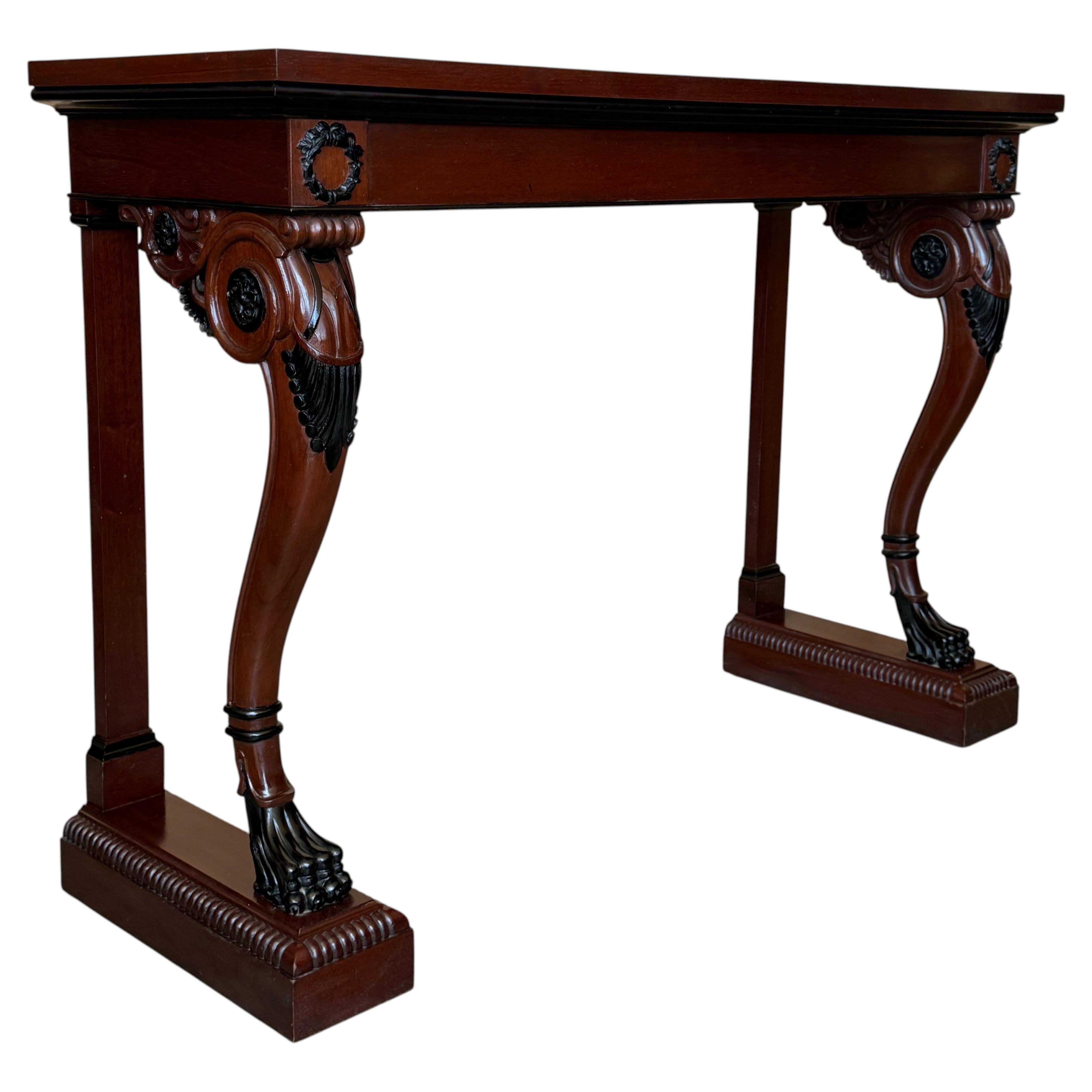 Console néoclassique ancienne en acajou, avec pieds sculptés en forme de pattes et plateau ébénisé en vente