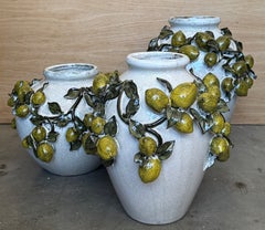 Set di tre vasi vintage in ceramica smaltata con decorazioni scultoree di limoni e foglie, Italia