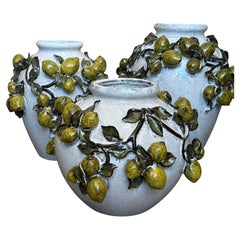 Set di tre vasi vintage in ceramica smaltata con decorazioni scultoree di limoni e foglie, Italia