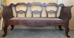 Antikes europäisches Sofa aus geschnitztem Holz mit handgewebter Sitzfläche aus Binsengeflecht
