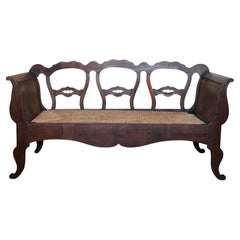 Antikes europäisches Sofa aus geschnitztem Holz mit handgewebter Sitzfläche aus Binsengeflecht