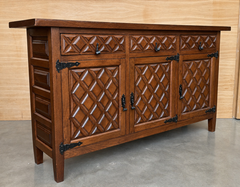 Credenza in stile rustico spagnolo in legno intagliato con pannelli geometrici e finiture in ferro battuto
