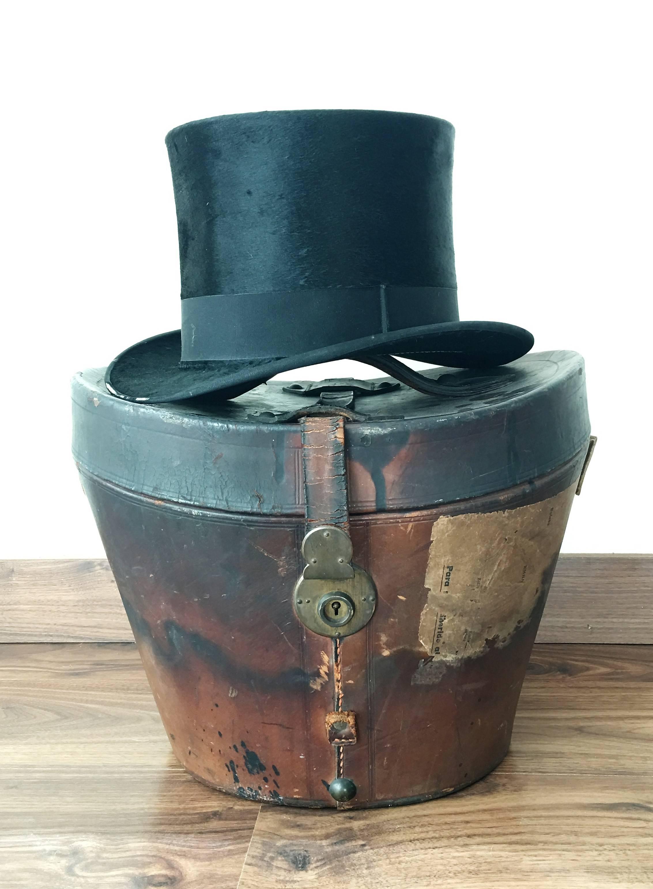 A very fine silk top hat made for Borchert, Berlin. The ‘topper’ is in excellent wearable condition with an external black band and bow. The interior white satin lining is in excellent clean condition with a royal crest and printed .