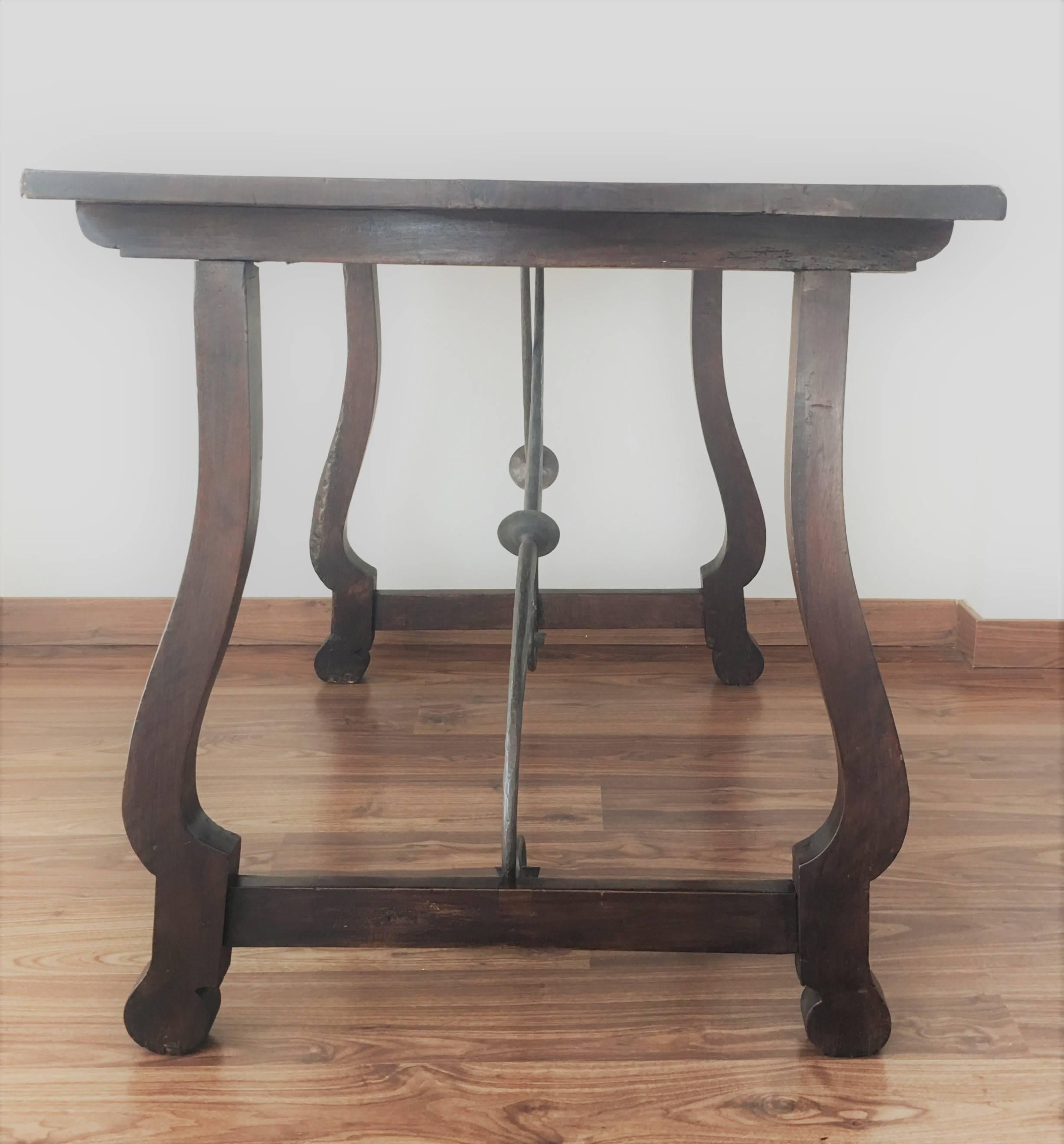 18th Century Spanish Baroque Trestle-Refectory Table on Lyre-Shaped Legs In Excellent Condition In Miami, FL