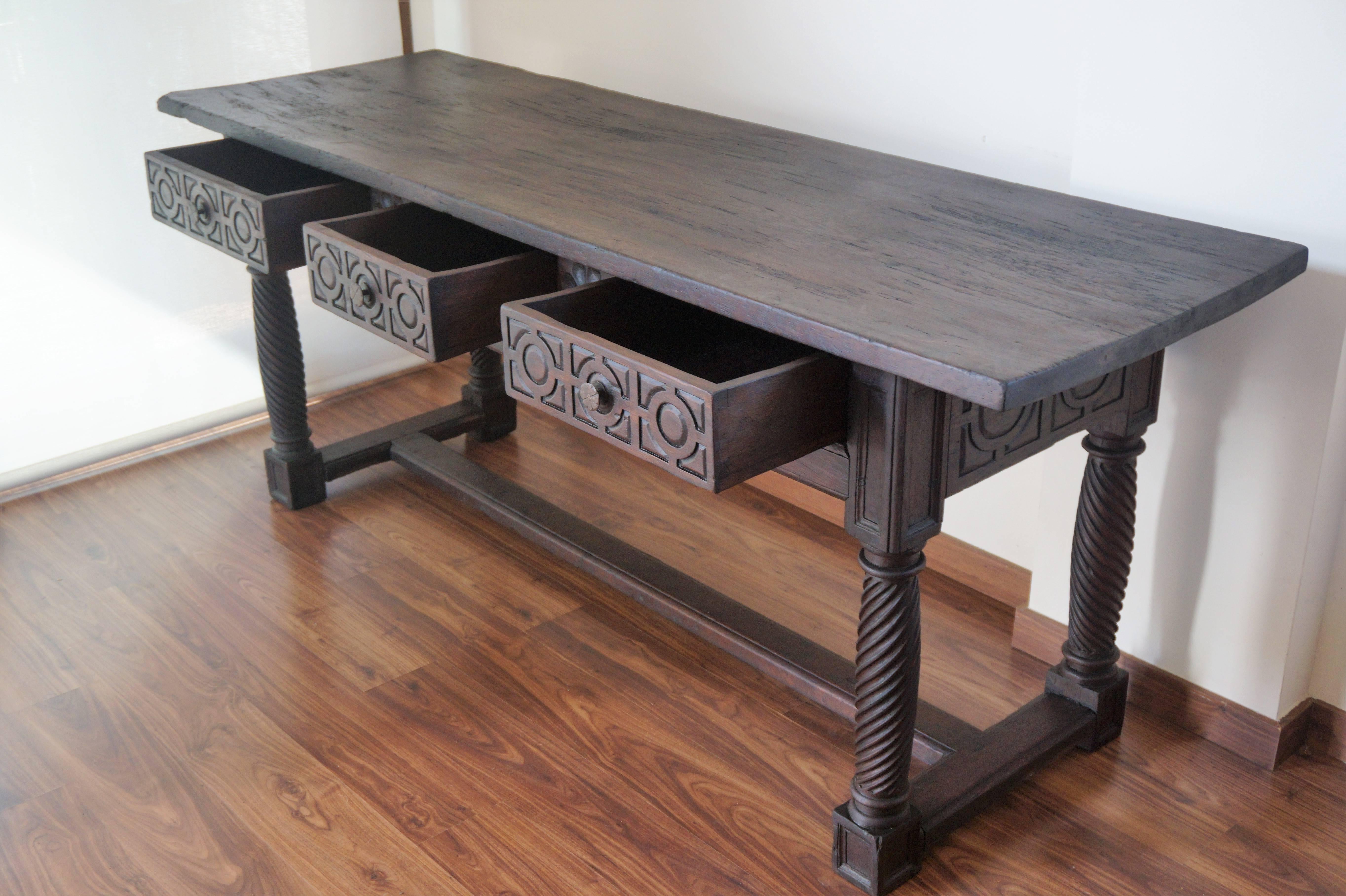 18th Spanish Baroque carved walnut refectory table with three drawers.
Its carved on the front (drawers) and back.
Beautiful legs.

Completely restored

