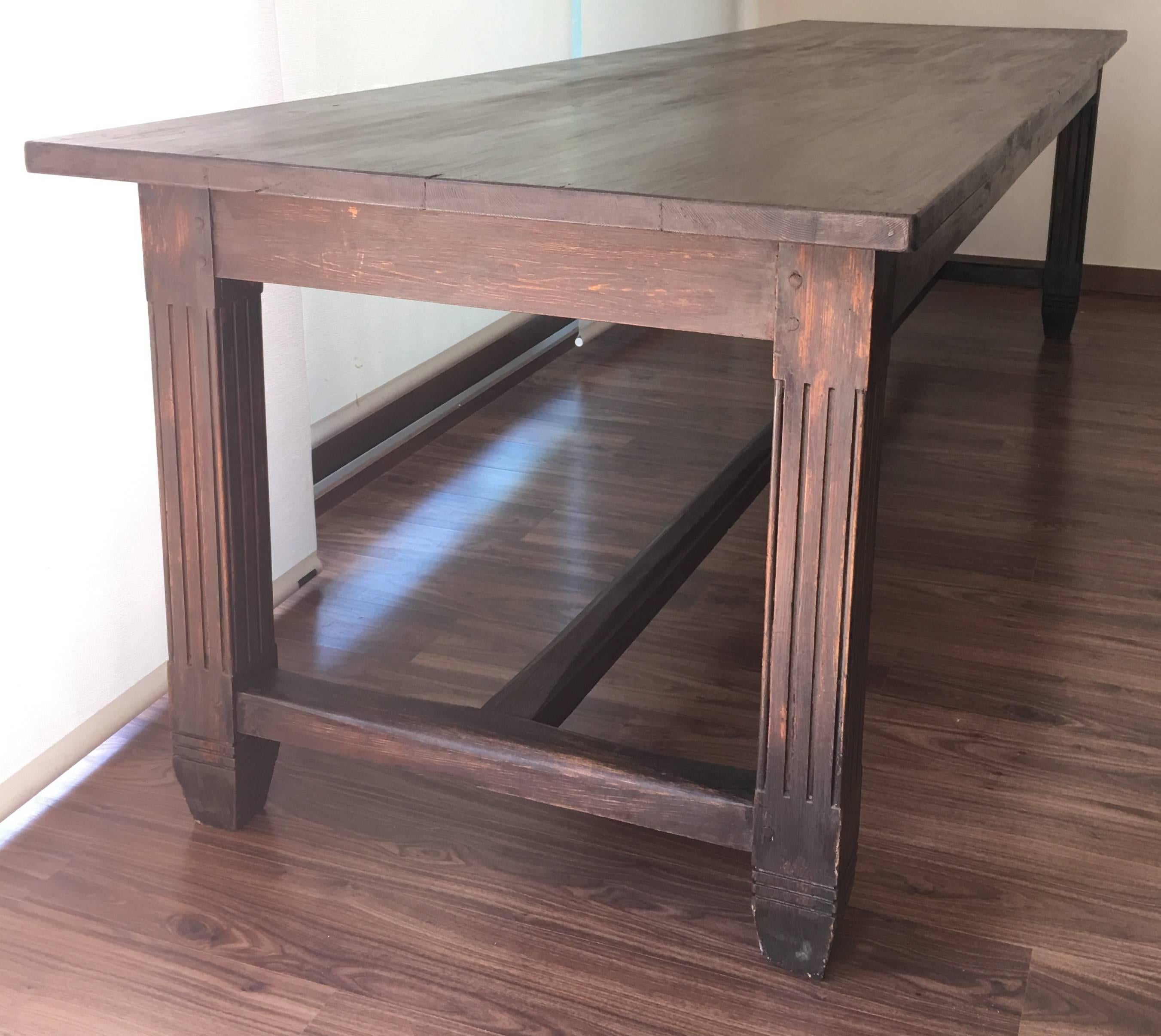 20th century large Spanish farm table dining room with beautiful patina
table in solid wood
restored

