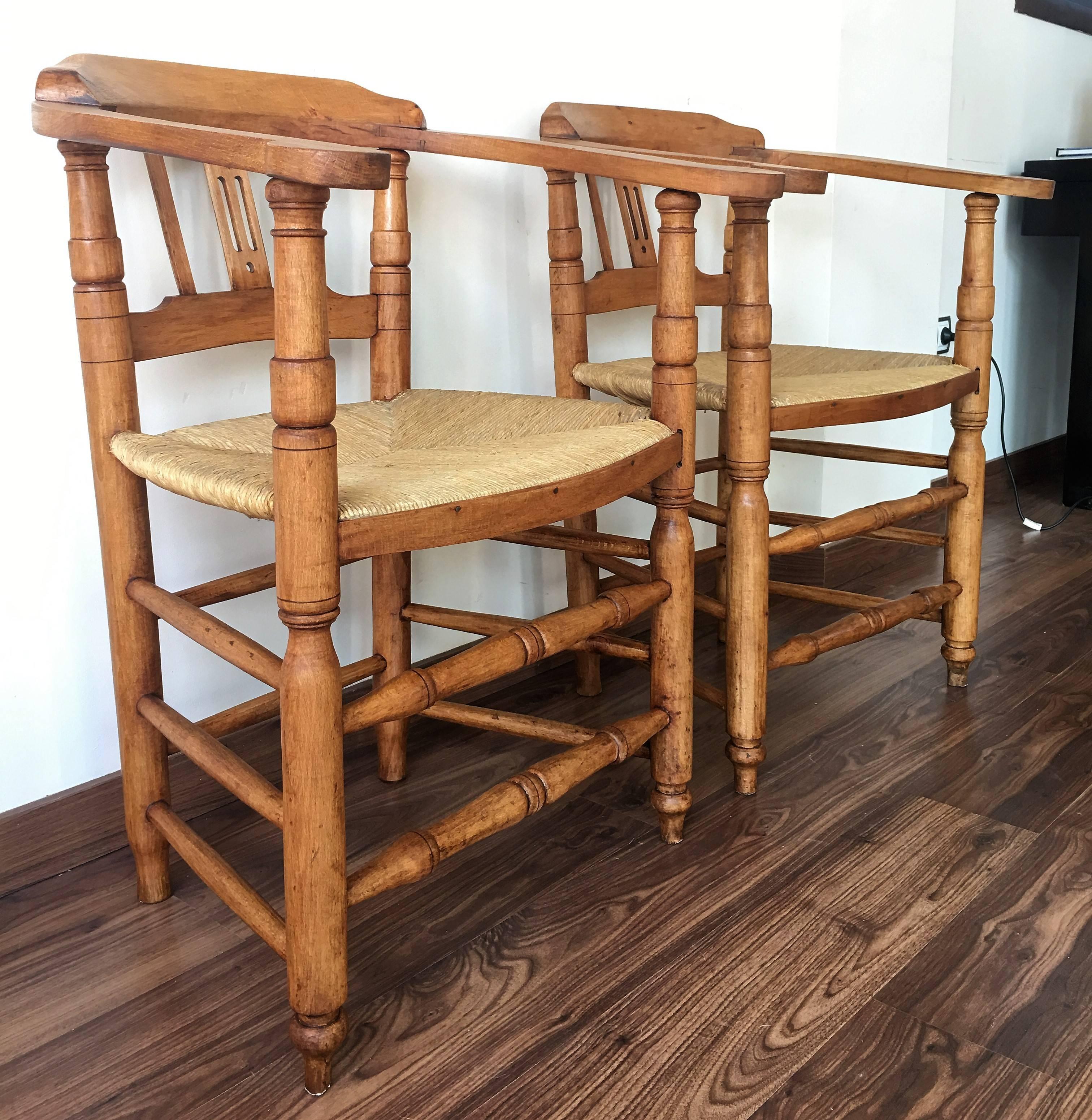 Pair of Spanish Horseshoe Back and Cane Armchairs (Gehstock)