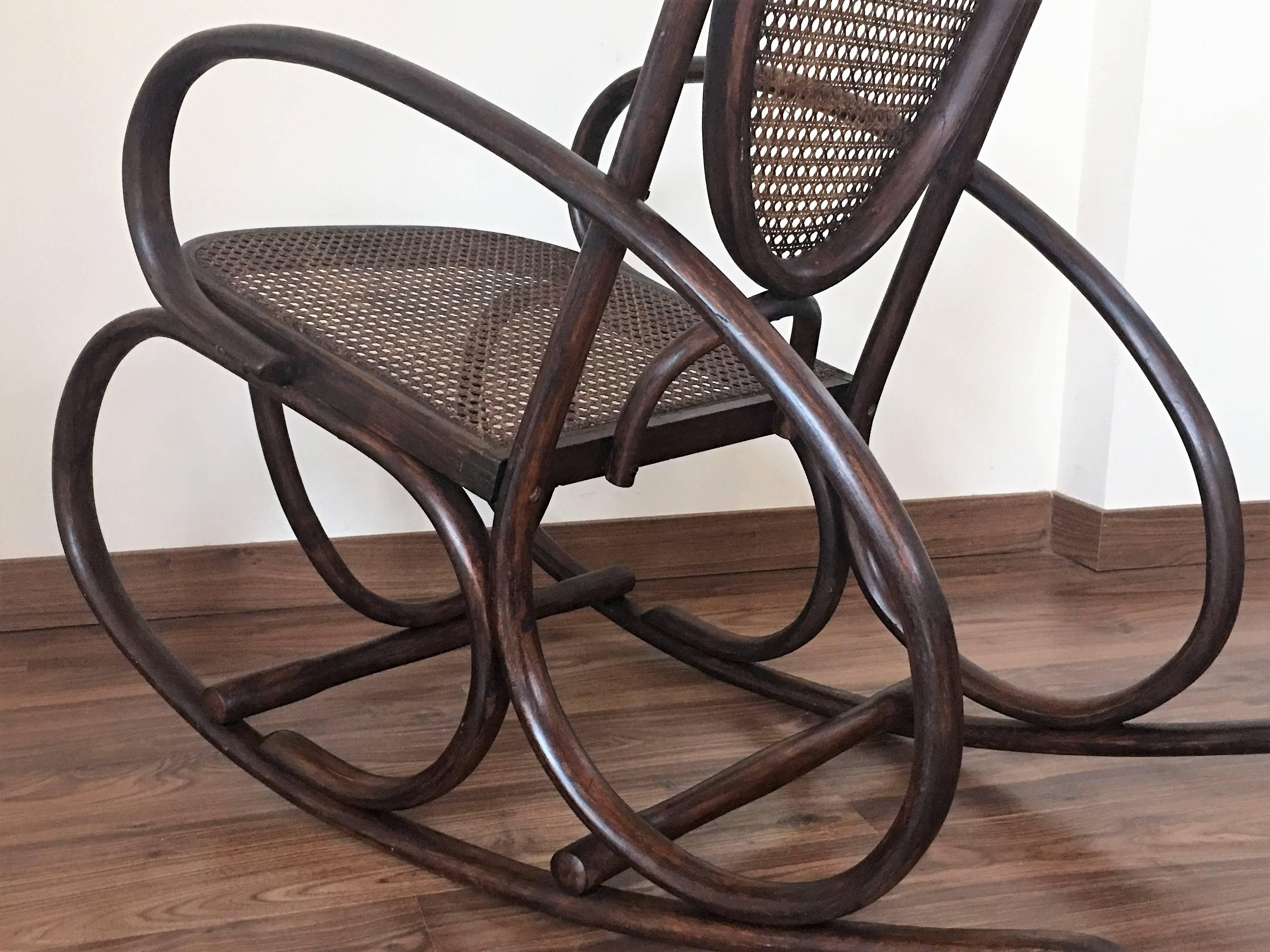 Mid-Century Elegant Rattan Pair of Rocking Chairs in the Thonet Style 2
